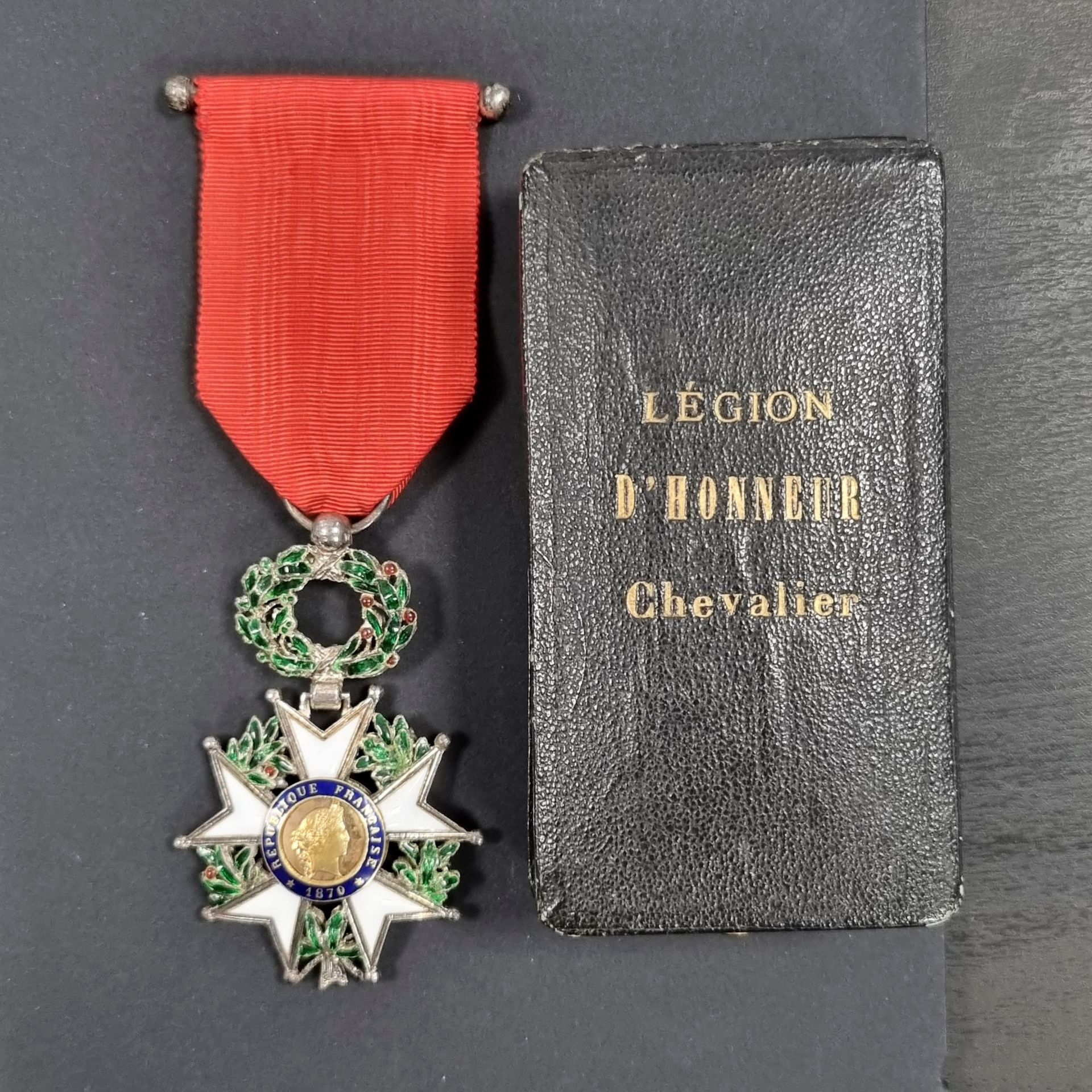 FRANCE
ORDRE DE LA LÉGION D’HONNEUR (1802)
Étoile de chevalier d’époque IIIe République, belle fabrication de joaillerie.
Concave, à filets et feuillages en fort relief. 
En argent et émail (infimes éclats aux feuillages). Centres en or émaillé, en deux parties. Poinçon tête de sanglier. 
Ruban. 
63 x 41 mm - Poids brut : 25 g 
T.T.B.
On y joint une boîte marquée sur le couvercle « LÉGION D’HONNEUR CHEVALIER », signée à l’intérieur dans le couvercle « LEMOINE FILS JOAILLIER BIJOUTIER DE LA LÉGION D’HONNEUR 356 RUE ST HONORE - E. MAUCLERC 44 RUE DE LA MONNAIE PARIS ».