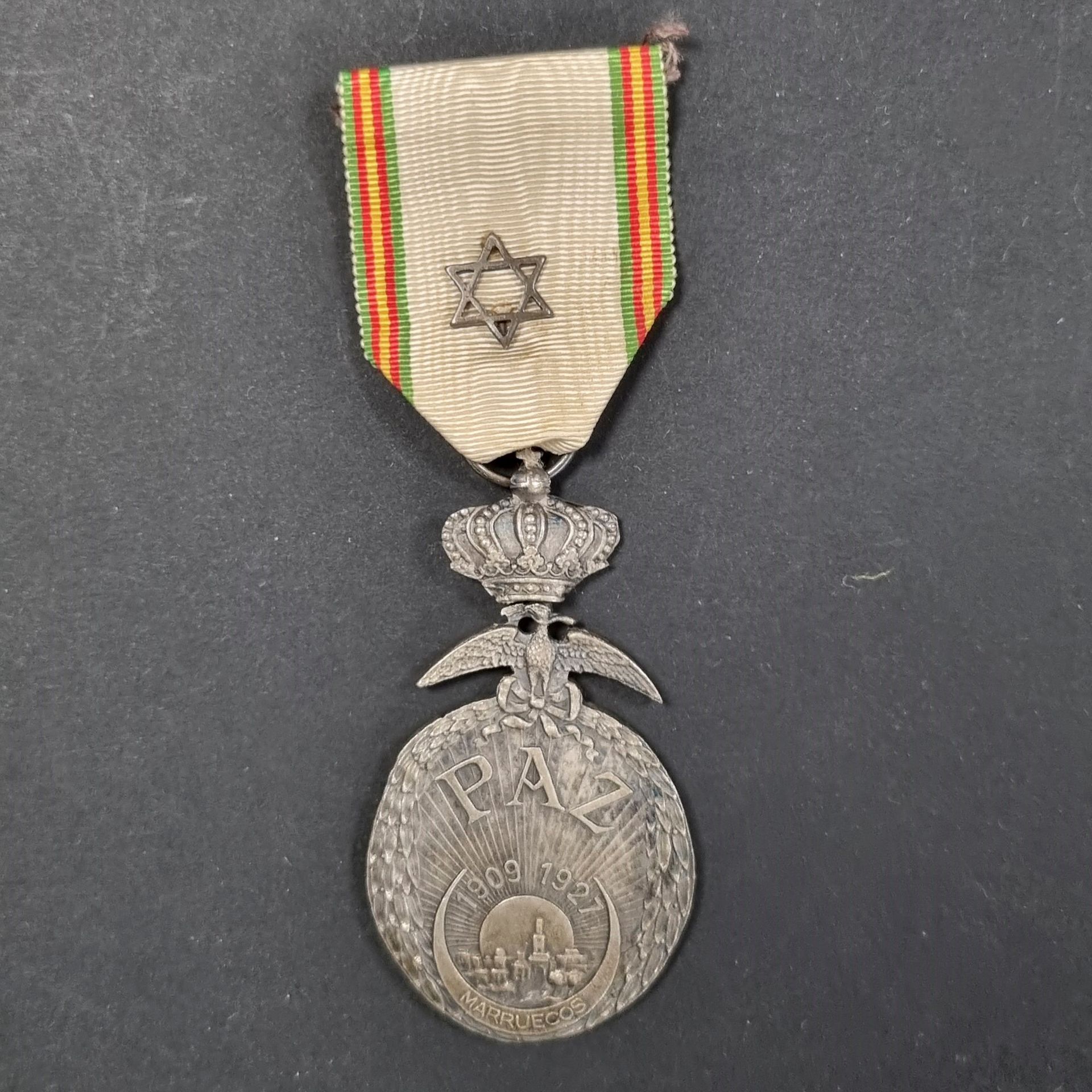 ESPAGNE 
MÉDAILLE DE LA PAZ (PAIX DU MAROC). 
Métal argenté. 
Ruban orné d’une étoile chérifienne. 
T.T.B.