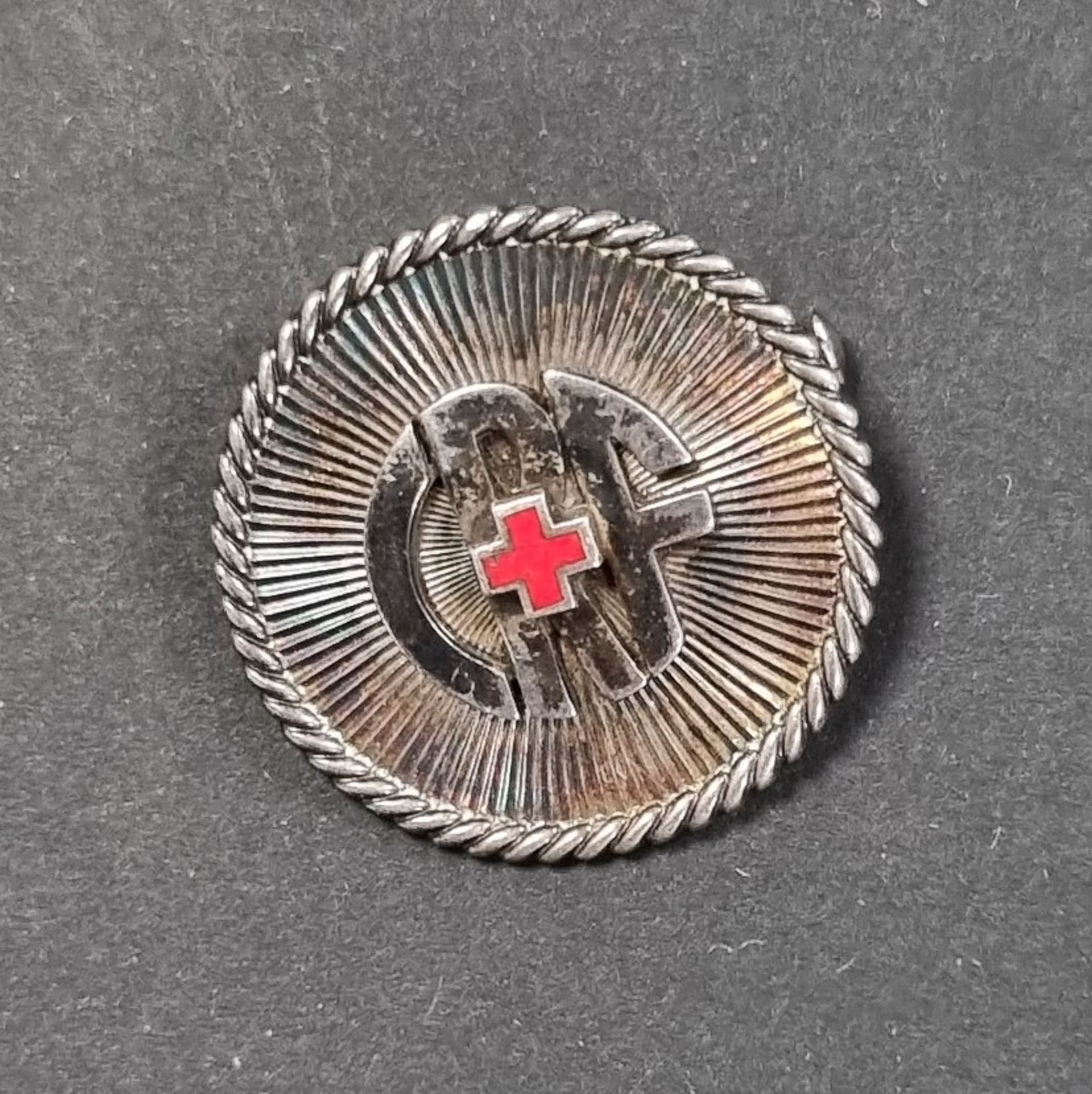 FRENCH RED CROSS 
Enamelled silver badge of the French red cross. 
Manufacture Van Cleef, engraved C. ROUX and " 3693 ".
24 mm - Net weight : 7,6 g 
T.T.B.