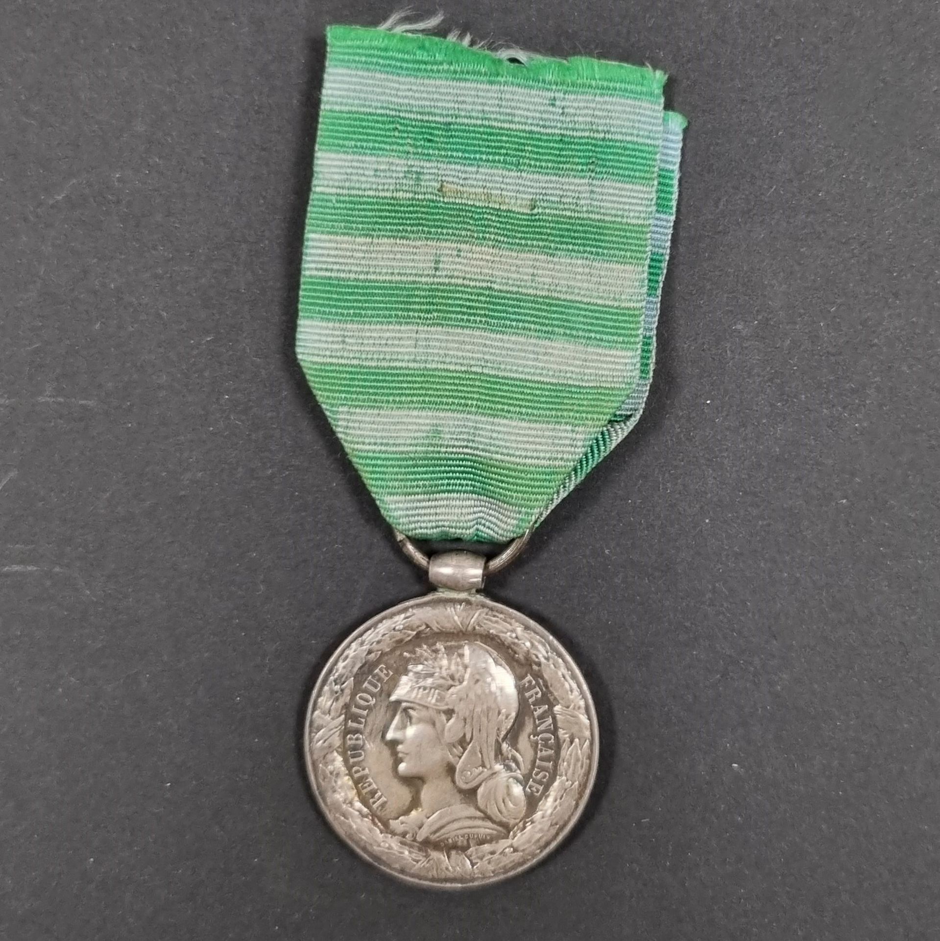 FRANCE 
MÉDAILLE DE MADAGASCAR (1883-1886) 
Médaille en argent par Dupuis. 
Bélière olive. Ruban.
28 mm - Poids net : 15 g
T.T.B.