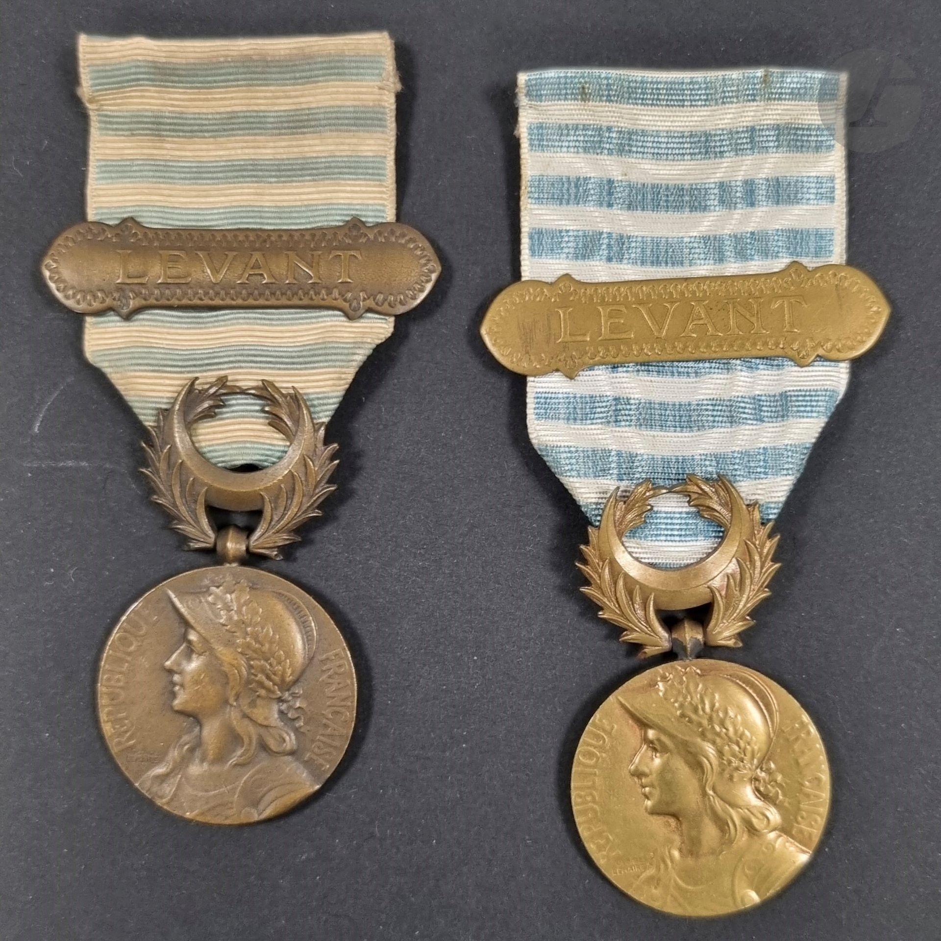 FRANCE 
MÉDAILLE DU LEVANT (1922)
Deux médailles en bronze :
- patine foncée. Poinçon de la Monnaie sur la tranche. Ruban à agrafe dans le goût oriental 
« LEVANT ».
- patine claire. Poinçon de la Monnaie sur le revers. Ruban insolé à agrafe dans le goût oriental « LEVANT ».
28 mm
T.T.B.