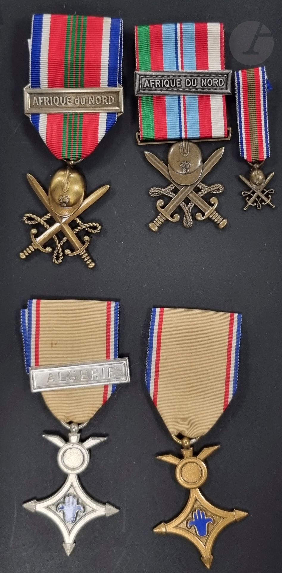 FRANCE 
MÉDAILLE DU TITRE DE RECONNAISSANCE DE LA NATION
Quatre médailles et une miniature : 
- deux du 1er type pour l’Afrique du Nord. En bronze émaillé, une dorée et une argentée. Un ruban à agrafe « ALGERIE ».
- deux du 2e type, de fabrication Bacqueville et Marie Stuart. En bronze. Rubans à agrafes « AFRIQUE DU NORD ». 
On y joint une miniature de ce modèle. 
SUP.