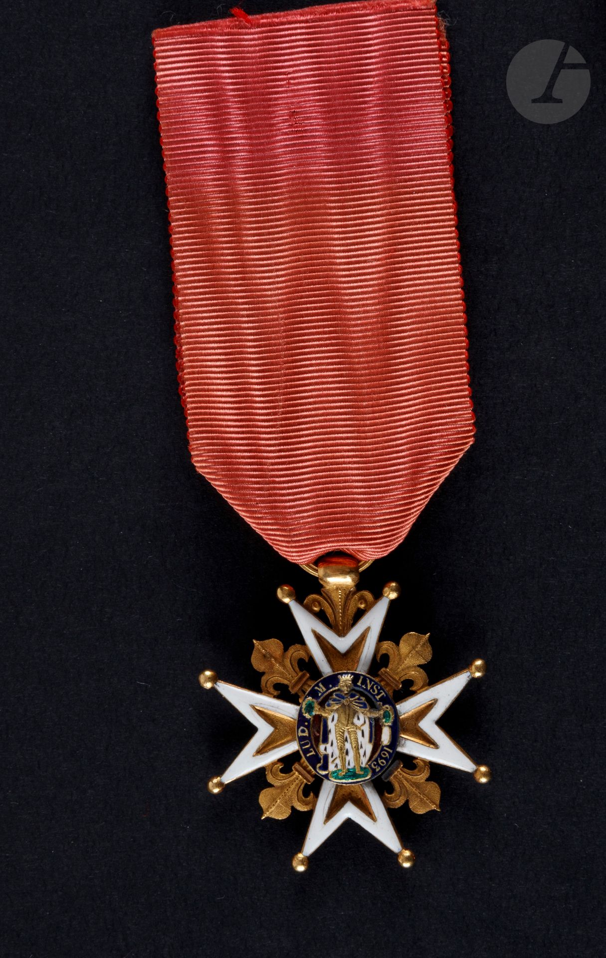 FRANCE 
ORDRE ROYAL ET MILITAIRE DE SAINT LOUIS (1693) 
Étoile de chevalier d’époque Restauration. 
En or et émail (petits éclats), croix à pointes boulées et intérieur des branches creux. 
Anneau cannelé, bélière olive. Ruban à nœud. Poinçon tête de coq. Ruban postérieur. 
39 mm - Poids brut : 13 g 
T.T.B.