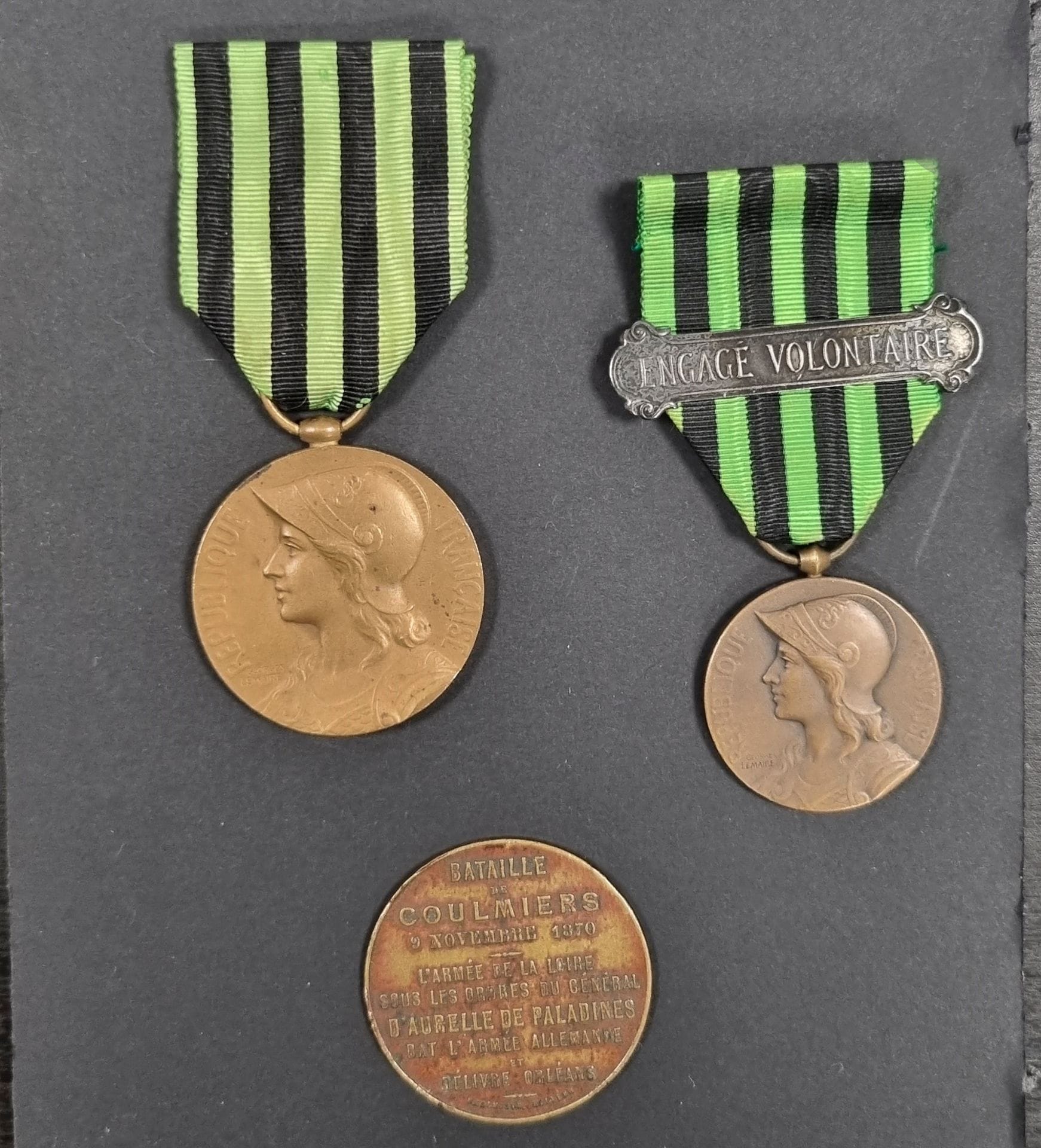 FRANCE 
MÉDAILLE COMMÉMORATIVE DE LA GUERRE DE 1870
Deux médailles en bronze : 
- une de gros module. 36 mm. Ruban.
- une de petit module. 28 mm. Ruban à agrafe argentée « ENGAGE VOLONTAIRE ».
T.T.B. 
On y joint une médaille commémorant la Bataille de Coulmiers (9 novembre 1870) en laiton.