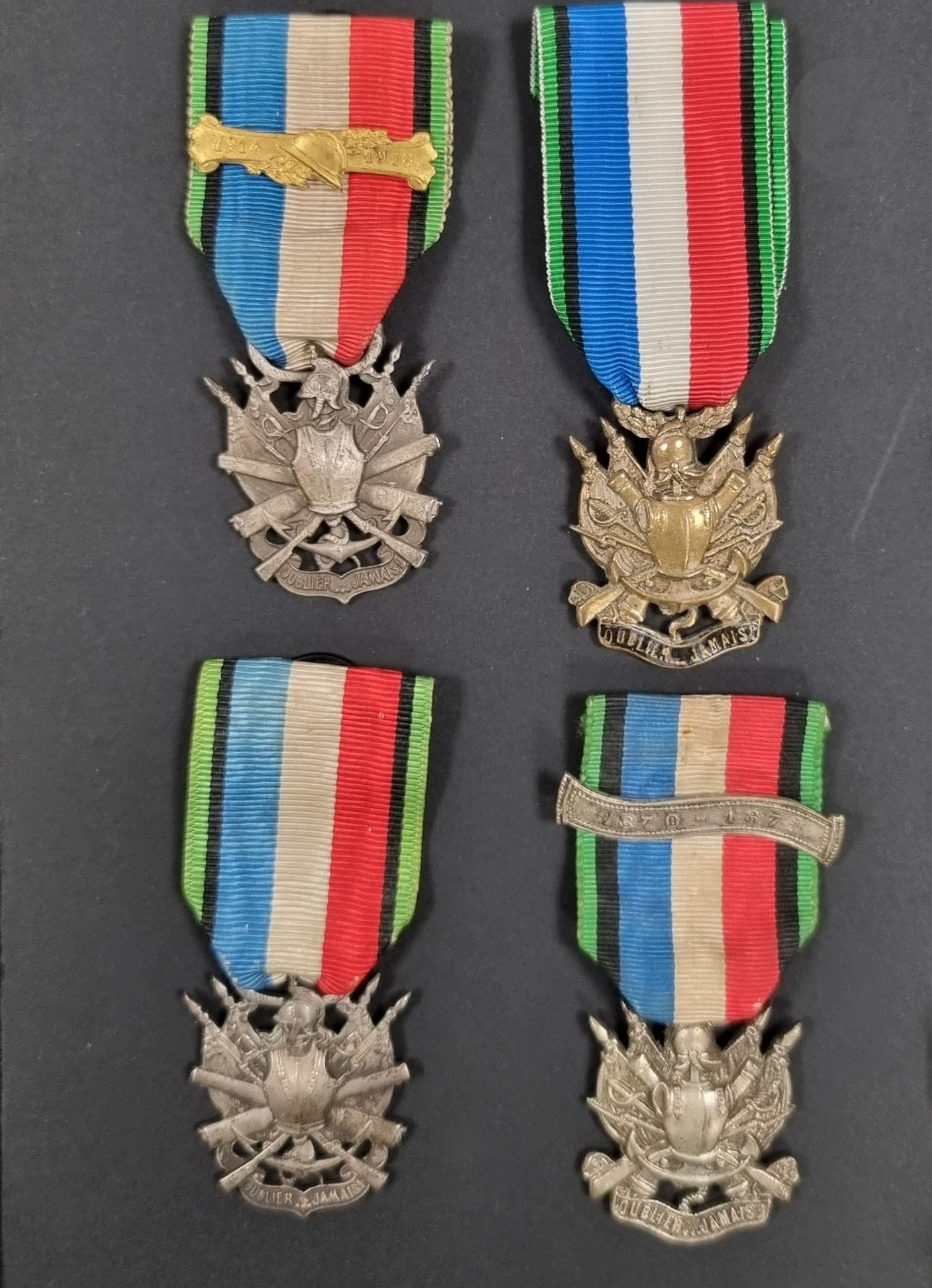 FRANCE
SOCIÉTÉ NATIONALE DE RETRAITES DES VÉTÉRANS DES ARMÉES DE TERRE ET DE MER (1870-1871)
Quatre insignes de la société : 
- un en métal argenté. Ruban à boutonnière marquée d’Arthus Bertrand Béranger. 
- un en métal argenté. Ruban à agrafe « 1870-1871 ». 
- un en métal émaillé. Ruban.
- un en métal. Ruban à agrafe dorée « 1914-1918 » au casque Adrian. 
T.T.B.