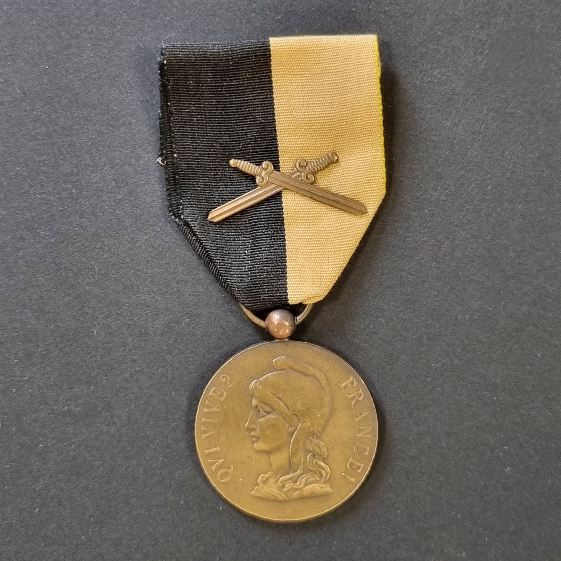 FRANCE 
MISSION MARCHAND - LIGUE DES PATRIOTES. 
Médaille commémorative en bronze patiné, à l’avers le profil à gauche de la république et la légende « QUI VIVE ? FRANCE ! », au revers sur une banderole « MARCHAND SOUVIENS TOI FACHODA ». 
Ruban noir et jaune à motif aux glaives entrecroisés.
32 mm - T.T.B. 
Provenance : Ancienne collection Professeur Demogé.