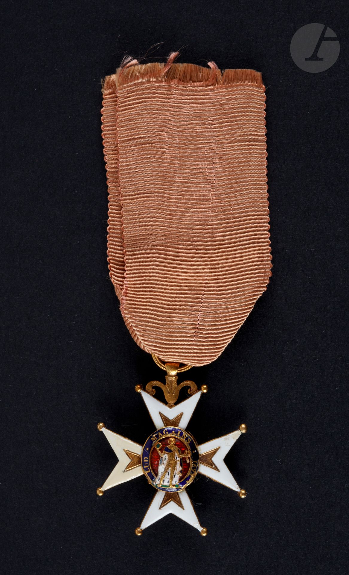 FRANCE 
ORDRE ROYAL ET MILITAIRE DE SAINT LOUIS (1693) 
Étoile de chevalier d’époque Restauration modifiée Monarchie de Juillet par suppression des fleurs de lys. 
En or et émail (éclats et restaurations), croix à pointes boulées. 
Anneau cannelé. Ruban à nœud. Poinçon tête de coq. Ruban postérieur. 
39 mm - Poids brut : 12 g
T.T.B.