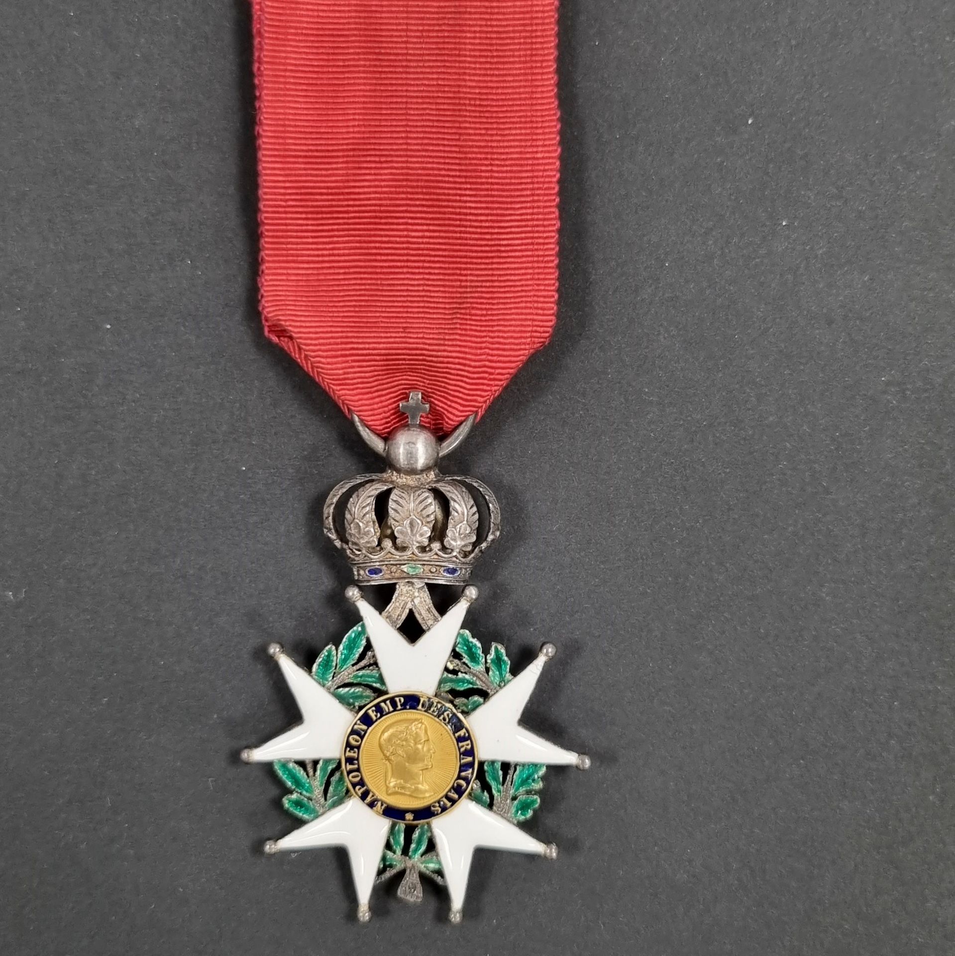 FRANCE 
ORDRE DE LA LÉGION D’HONNEUR (1802) 
Étoile de chevalier d’époque Présidence.  
En argent et émail (petits éclats). 
Centres en or émaillé. Anneau lisse poinçonné de Ouizille Lemoine. Ruban. Poinçon tête de sanglier. 
62 x 42 mm - Poids brut : 17,9 g
T.B. à T.T.B.
