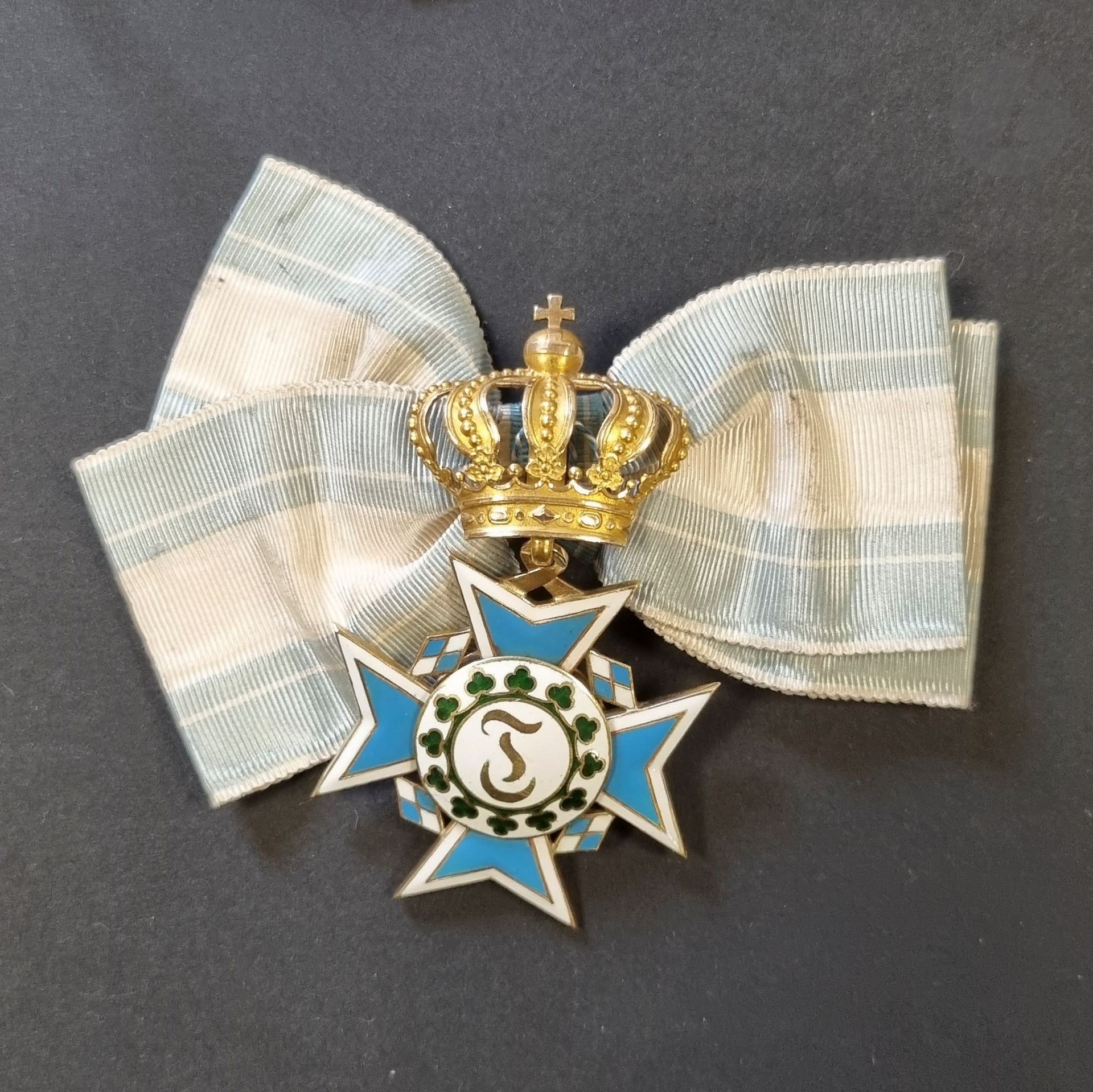 ALLEMAGNE (BAVIÈRE) 
ORDRE DE THÉRÈSE (1827)
Croix de dame. 
En or émaillé. Nœud de dame aux couleurs de l’ordre. 
Dim : 69 x 47 mm 
Poids brut : 21 g 
T.T.B.