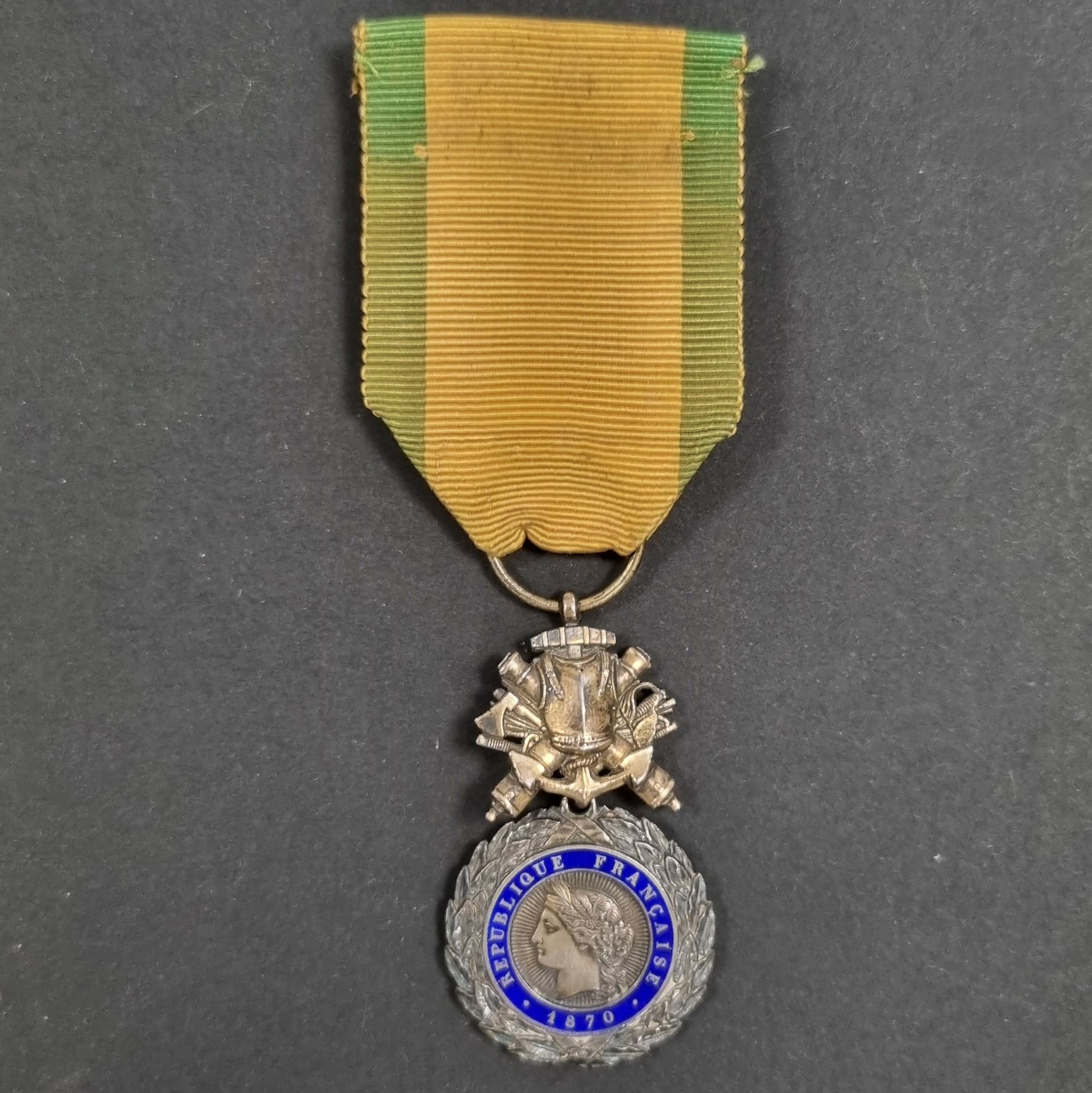 FRANCE 
MÉDAILLE MILITAIRE
Médaille militaire, IIIe République, à trophée biface à la cuirasse. 
Trophée en vermeil biface aux canons. 
Jeton en argent émaillé, revers signé Barre, trophée en vermeil. Poinçon tête de sanglier. 
45 x 26 mm - Poids brut : 18 g 
T.B. à T.T.B.