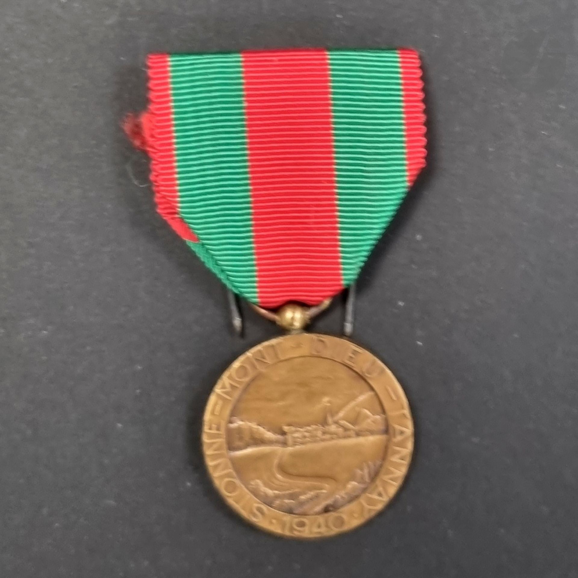 FRANCE 
MÉDAILLE DES COMBATS DE MONT-DIEU, TANNAY ET STONNE (1940).
En bronze.
Bélière boule. Ruban. 
25 mm
T.T.B.