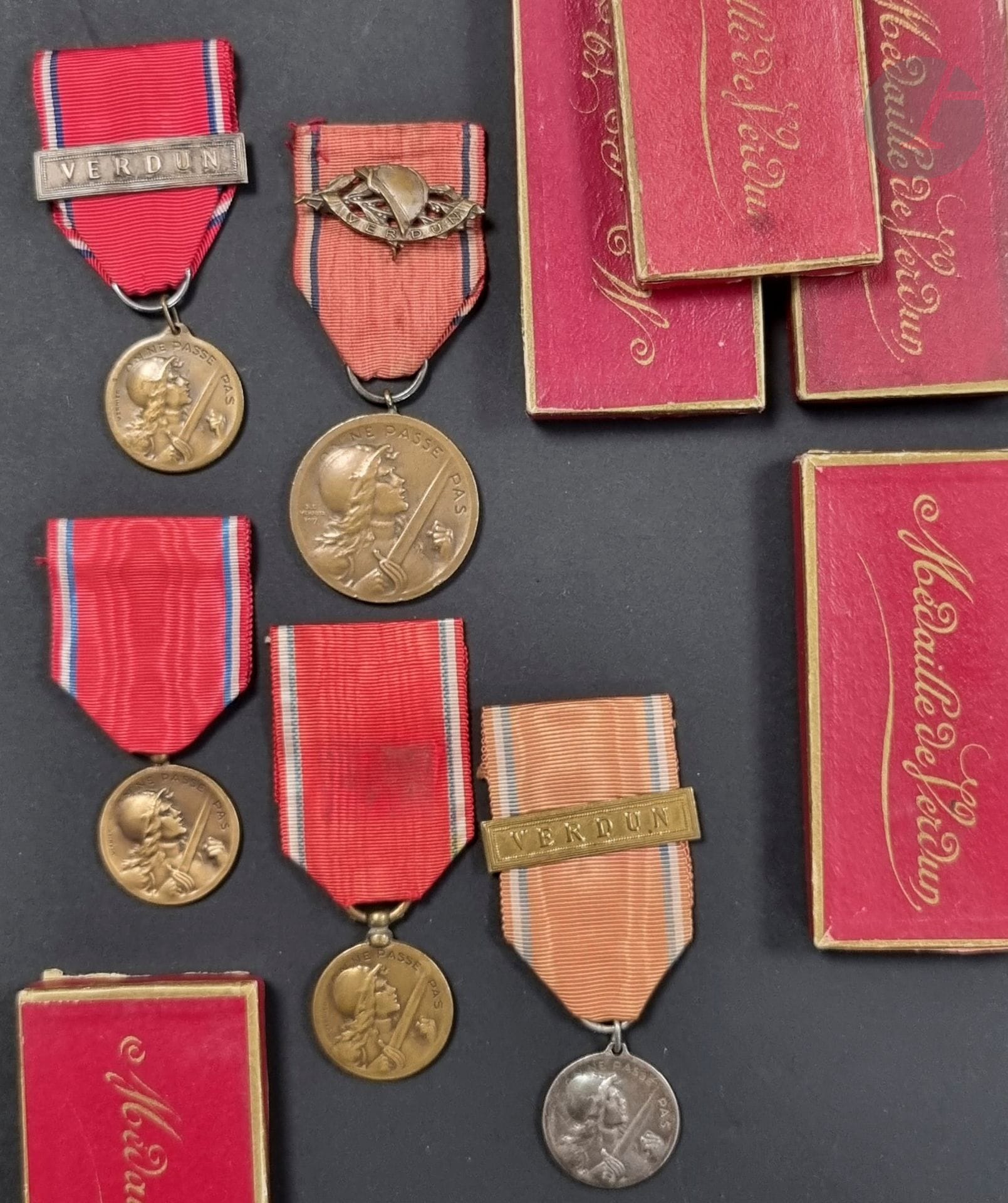 FRANCE 
Belle réunion de 5 médailles de Verdun, avec boîtes. 
Modèle Vernier, une de grand module, différents types de suspente. 
En bronze. Une en argent, poinçon tête de sanglier et d’orfèvre (11 g).
Trois agrafes dont au casque Adrian, ajourée. 
T.B. et T.T.B.