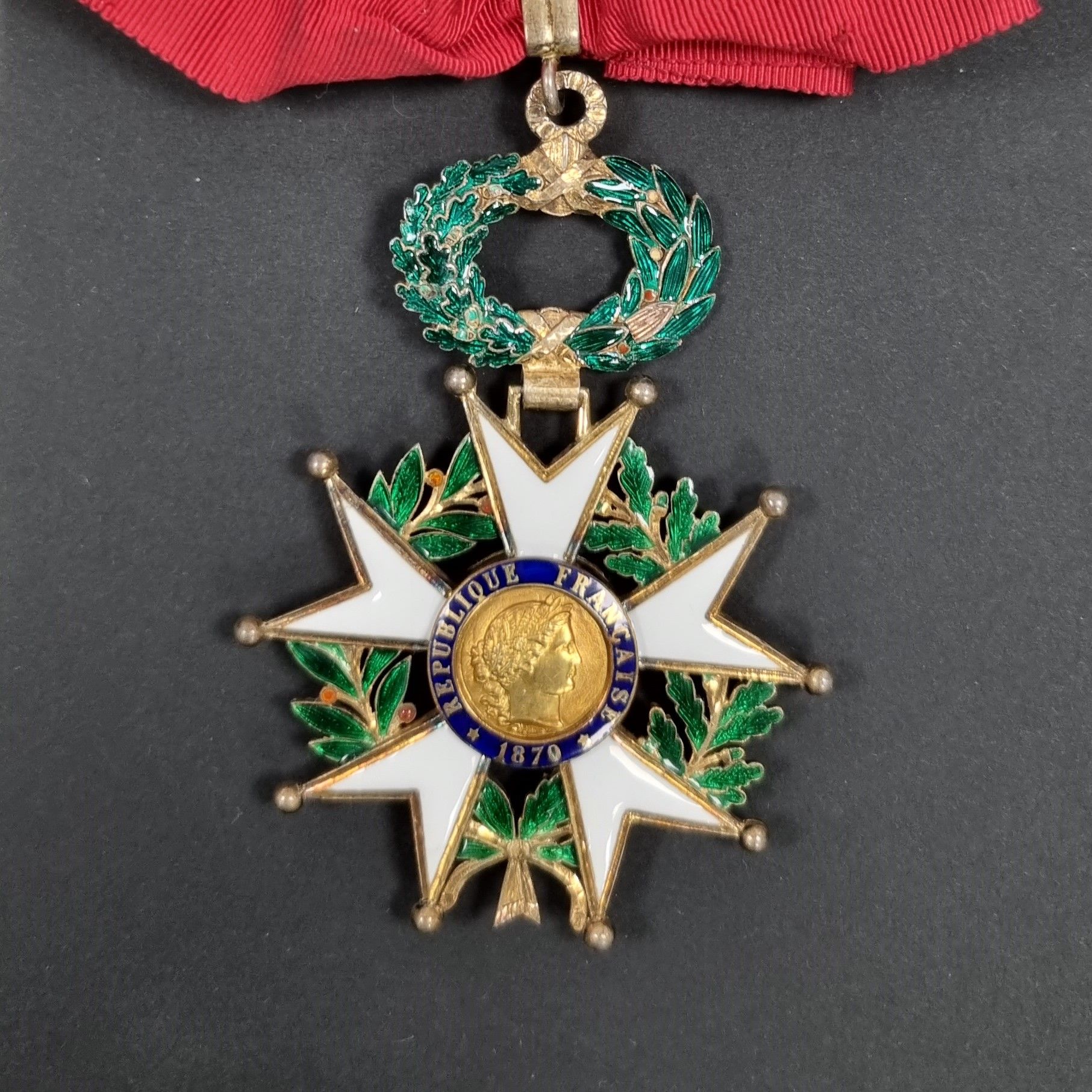 FRANCE
ORDRE DE LA LÉGION D’HONNEUR (1802)
Étoile de chevalier d’époque IIIe République, fabrication uniface, probablement de guerre.
Légèrement concave, en métal argenté, métal doré et émail (cheveux). 
Ruban. 
62 x 41 mm
T.T.B.