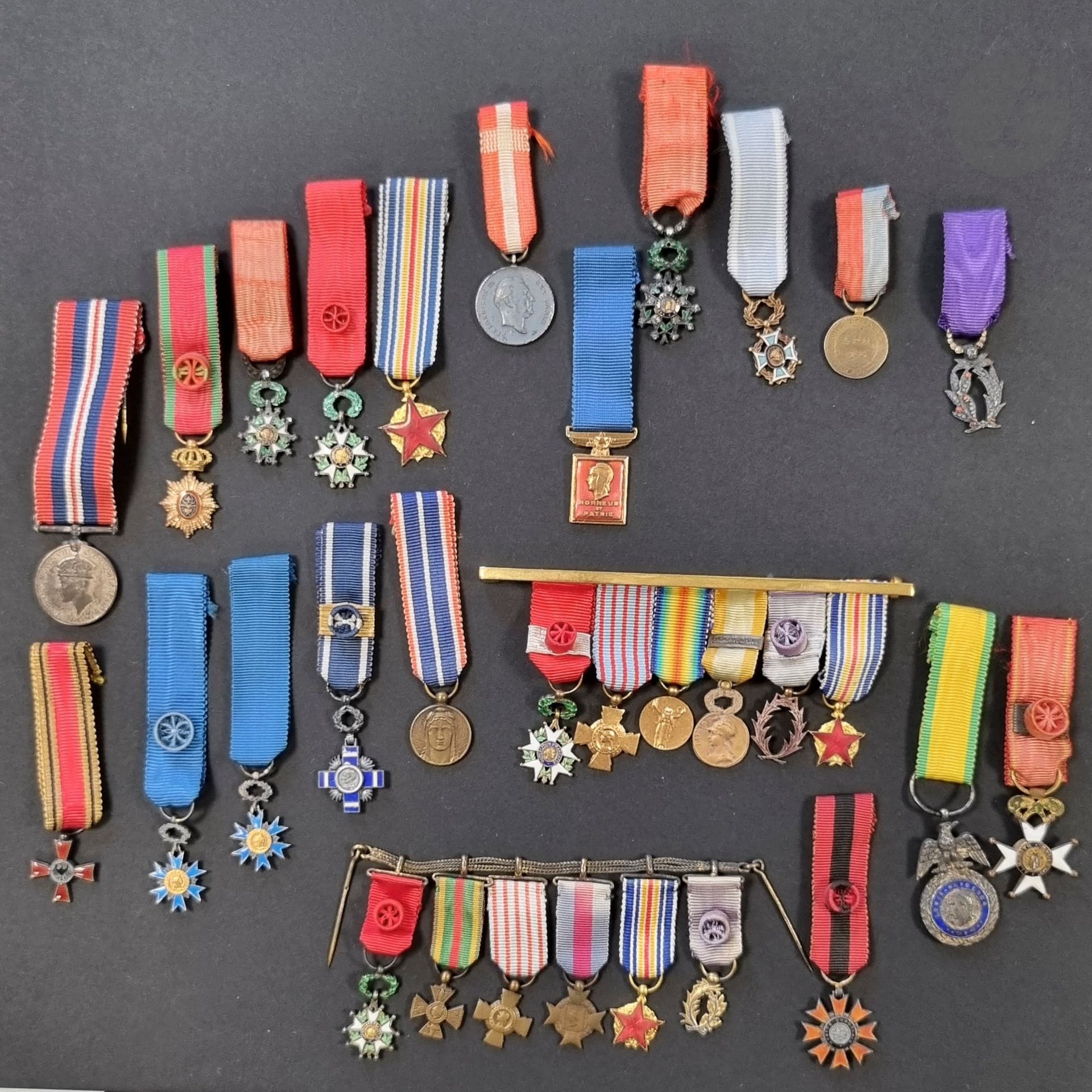 FRANCE ÉTRANGER 
Bel ensemble de 32 miniatures françaises et étrangères comprenant : 
Une réduction de médaille militaire du 2e type, miniature de chevalier de la Légion d’honneur modèle de luxe ornée de brillants (manques), étoile de chevalier de l’Ordre royal du Cambodge en or (Poids brut : 2 g), Saint Ferdinand d’Espagne, palmes académiques, ordre national du mérite, médailles commémoratives françaises.
T.B. et T.T.B.