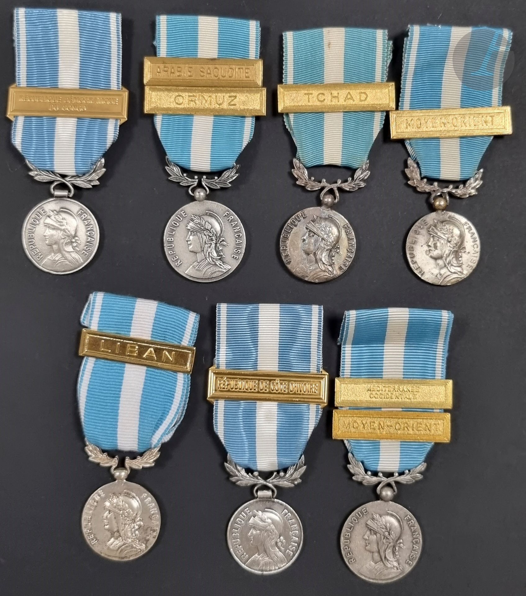 FRANCE 
MÉDAILLE D’OUTRE MER
Lot de 7 médailles : 
- fabrication Bacqueville à agrafe en vermeil de la Monnaie « REPUBLIQUE DE COTE D’IVOIRE ».
- fabrication Bacqueville à agrafe en vermeil de la Monnaie « REPUBLIQUE DEMOCRATIQUE DU CONGO ».
- une à agrafe « LIBAN ».
- fabrication Eckelers à agrafes « ARABIE SAOUDITE » et « ORMUZ ».
- fabrication MOURGEON (1er type) à agrafe 
« TCHAD ».
- fabrication MOURGEON (2e type) à agrafe 
« MOYEN ORIENT ».
- fabrication MOURGEON (3e type) à agrafe « MOYEN ORIENT » et « MEDITARRANEE OCIDENTALE ».