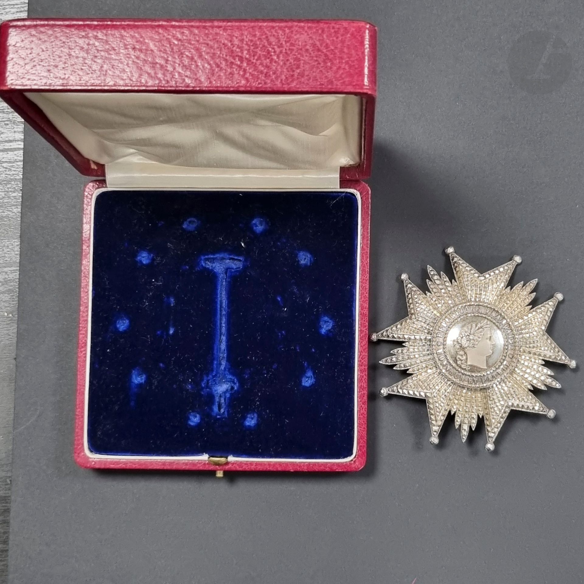 FRANCE 
ORDRE DE LA LEGION D’HONNEUR (1802).
Plaque de grand officier, modèle de joaillier, d’époque IVe République. 
En argent entièrement travaillé à pointes de diamant. Bordures de la légende diamantées. Centre en plusieurs parties au profil amati de Cérès. Revers à attache basculante. Poinçon au crabe et d’orfèvre Chobillon.
92 mm - Poids net : 72 g
Dans son écrin recouvert de maroquin rouge, garni de velours bleu nuit et de soie ivoire, marqué à l’or sur le couvercle « LEGION D’HONNEUR – Grand Officier ».
SUP.