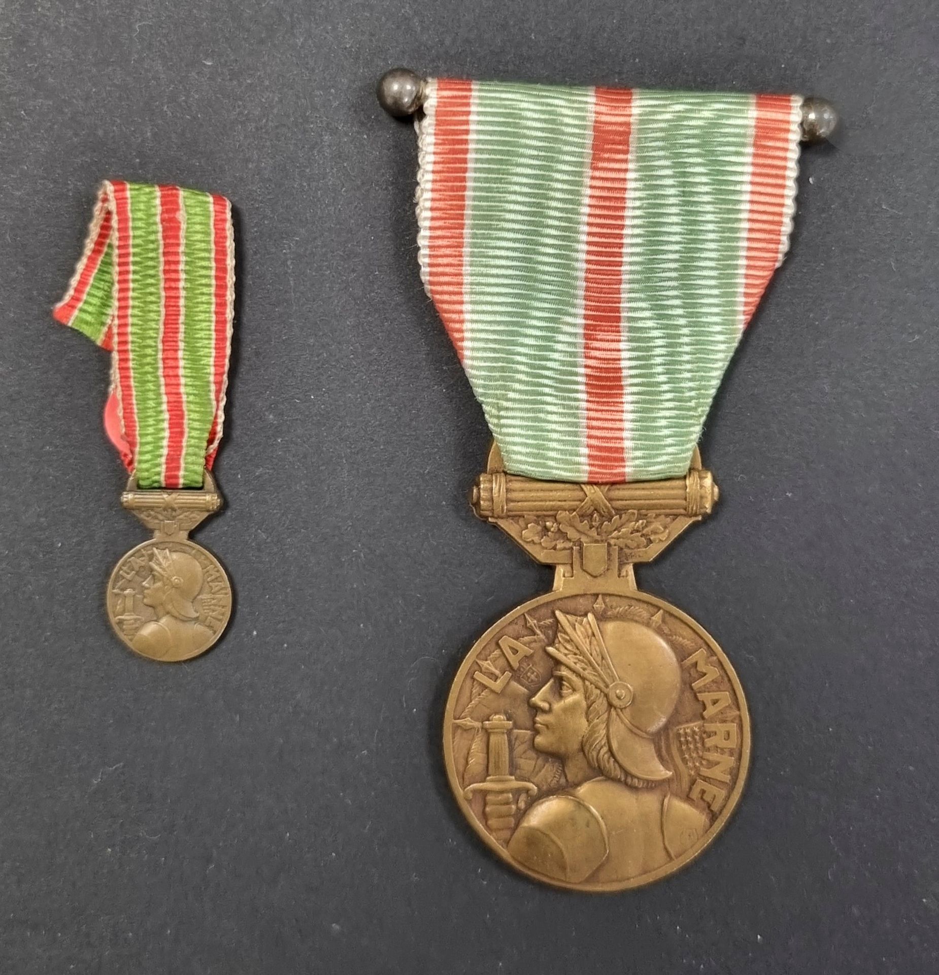 FRANCE 
MÉDAILLE DE « SOLDAT DE LA MARNE ».
Médaille et sa réduction. 
En bronze. Rubans. 
Hauteur : 44 et 18 mm
T.T.B. à SUP.