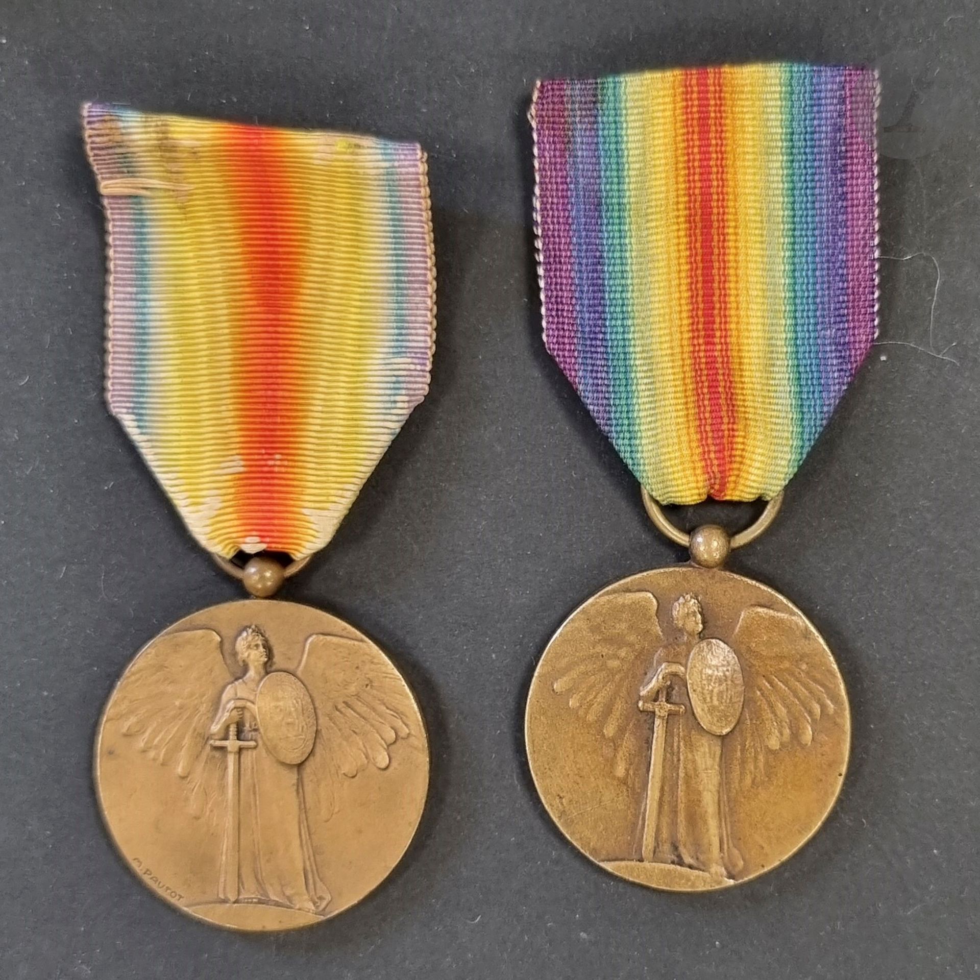 MÉDAILLE INTÉRALLIÉE (FRANCE) 
Deux médailles PAUTOT MATTEI.
En bronze. 
Une signée. L’autre non signée, frappe artisanale. 
Rubans.
T.T.B.