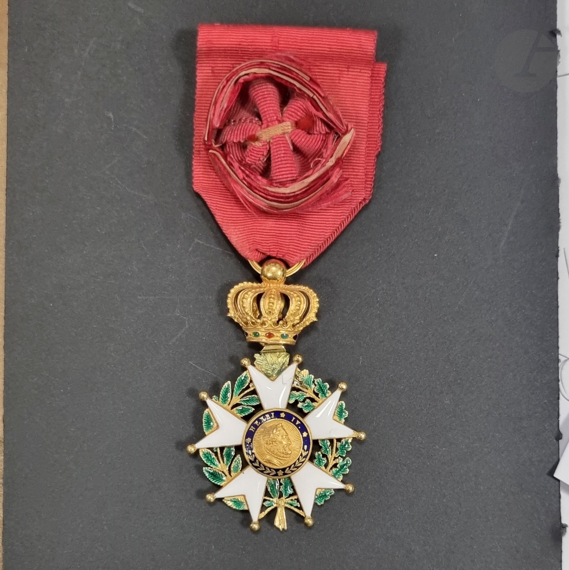 FRANCE 
ORDRE DE LA LÉGION D’HONNEUR (1802) 
Étoile d’officier d’époque Monarchie de Juillet. 
En or et émail (éclats et cheveux) Anneau cannelé. Poinçon tête d’aigle. Ruban à rosette ovoïde (usures). 
61 x 41 mm - Poids brut : 22,5 g
T.B. à T.T.B.