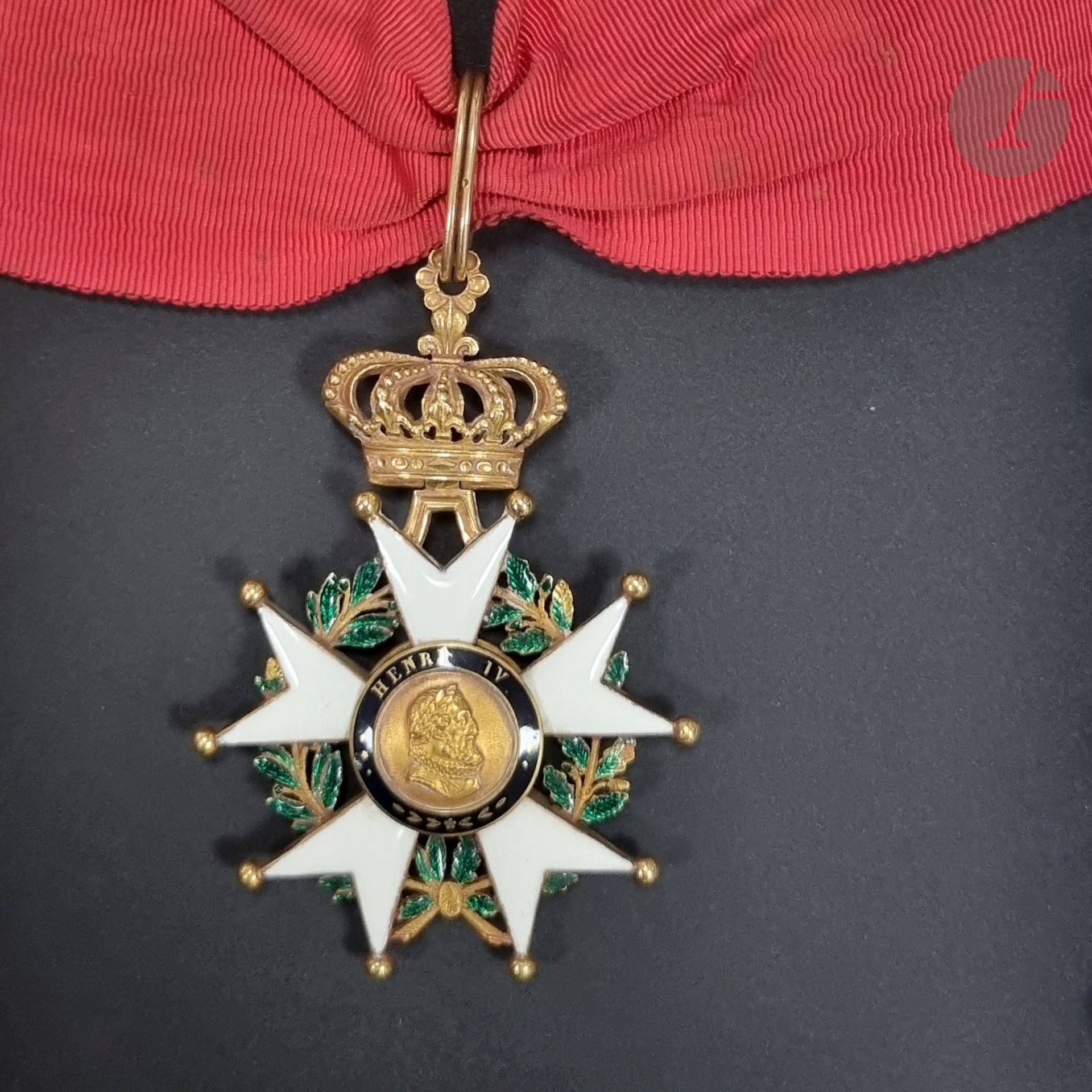 FRANCE 
ORDRE DE LA LÉGION D’HONNEUR (1802) 
Étoile de commandeur d’époque Restauration modifiée sous la monarchie de Juillet. 
En or et émail (petits éclats à la couronne de feuillages). Étoile sans pampille. Couronne massive en fort relief à branches perlées, ornées de fleurs de lys à la base. Bélière en fleurette, anneau de suspente double. Reste de poinçon tête de coq. Large cravate avec attaches. 
81 x 58 mm - Poids brut : 62 g
T.T.B.