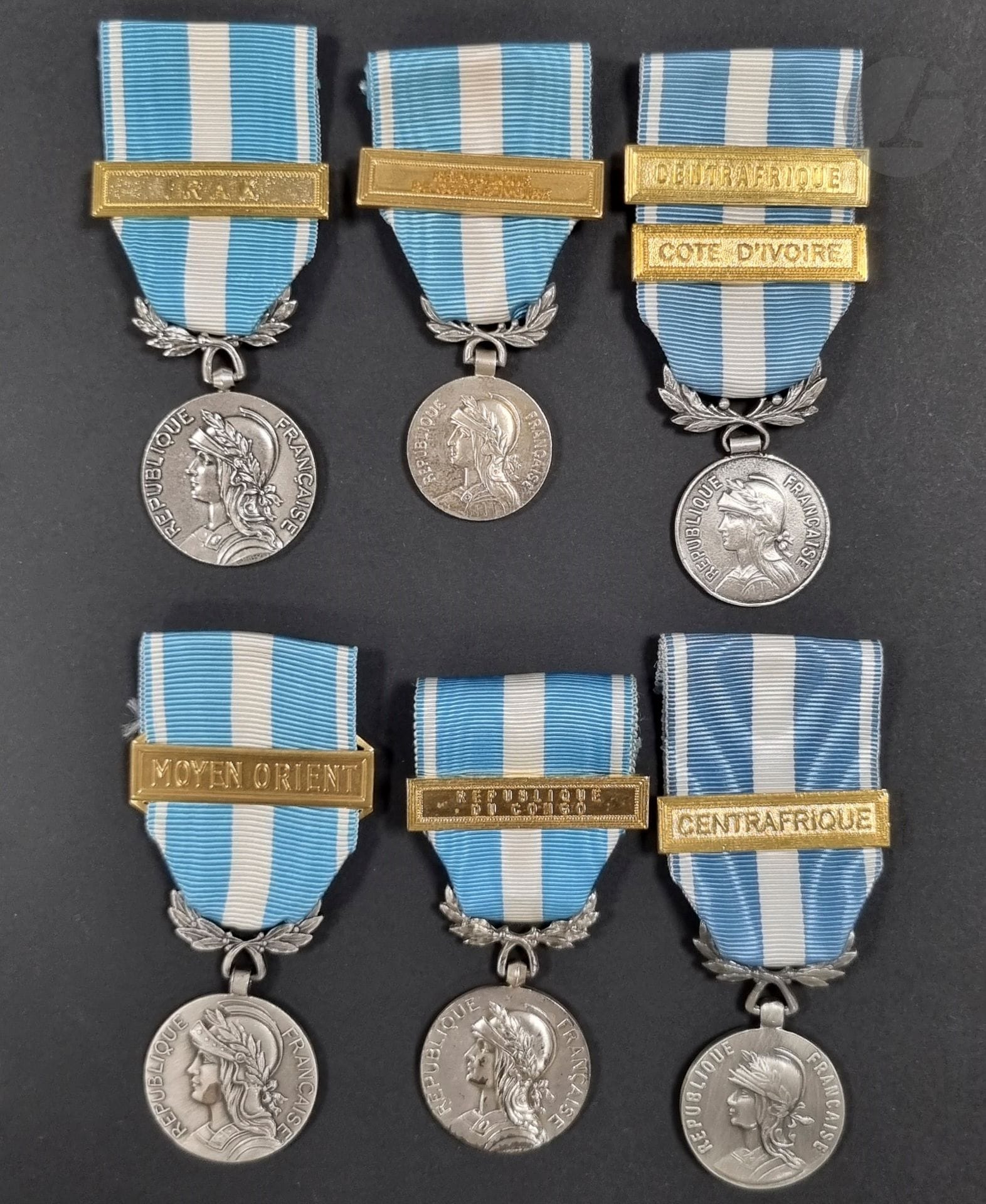 FRANCE 
MÉDAILLE D’OUTRE MER
Lot de 6 médailles : 
- fabrication Bacqueville à agrafes « CENTRE AFRIQUE » et « CÔTE D’IVOIRE » (Mourgeon).
- fabrication Monnaie de Paris en argent poinçonné à agrafe « IRAK ».
- fabrication Eckelers à agrafe 
« CENTRAFRIQUE ».
- fabrication Arthus Bertrand à agrafe 
« REPUBLIQUE DE CÔTE D’IVOIRE » (Mourgeon).
- fabrication Monnaie de Paris en argent poinçonné à agrafe « REPUBLIQUE DU CONGO ».
- fabrication Marie Stuart à agrafe de la Monnaie de Paris « MOYEN ORIENT ».
T.T.B. à SUP.