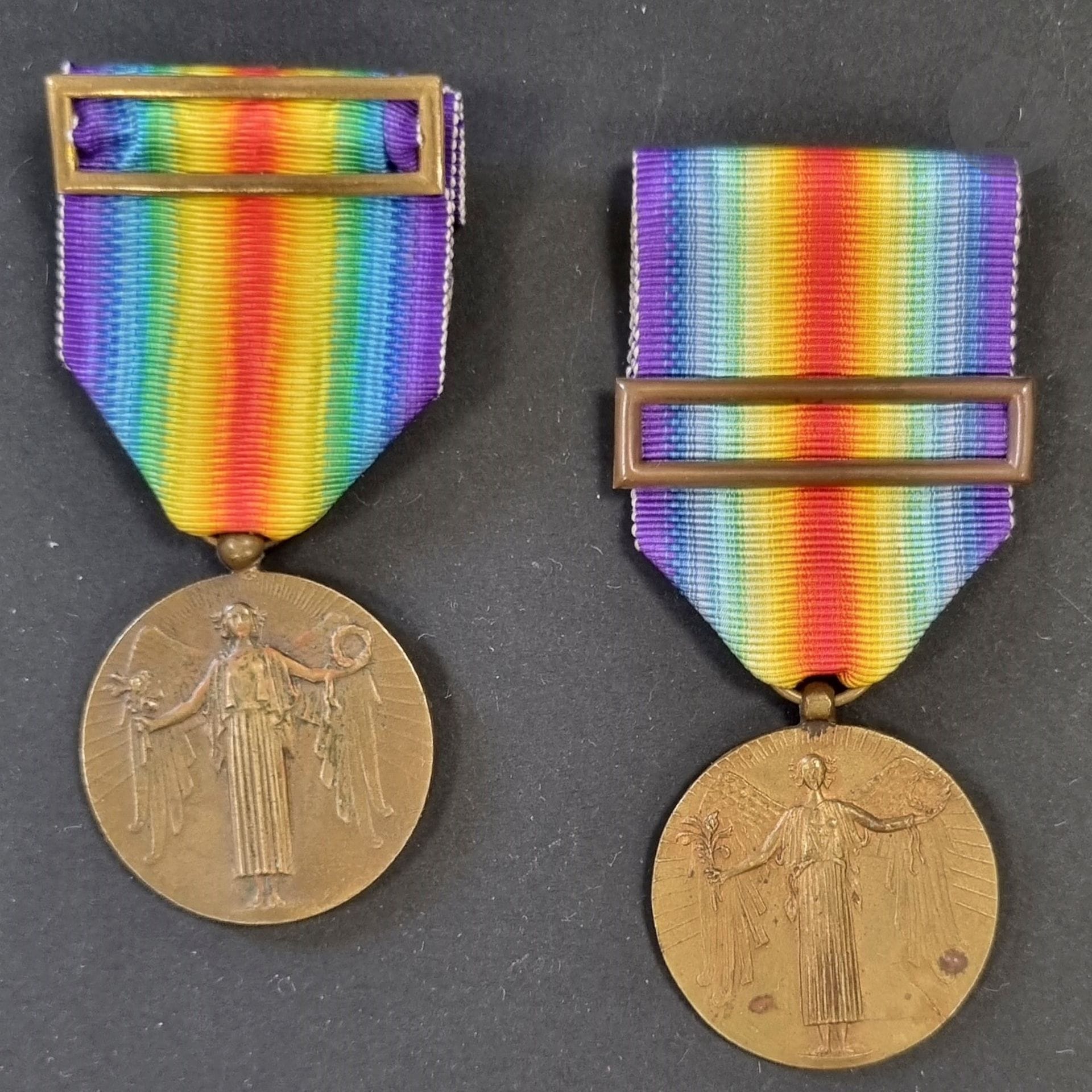MÉDAILLE INTÉRALLIÉE (PORTUGAL)
Deux médailles en bronze. 
Une de fabrication officielle à bélière boule, une de fabrication privée attribuée à « Casa Buttuller ».
Rubans à barrette. 
T.T.B.