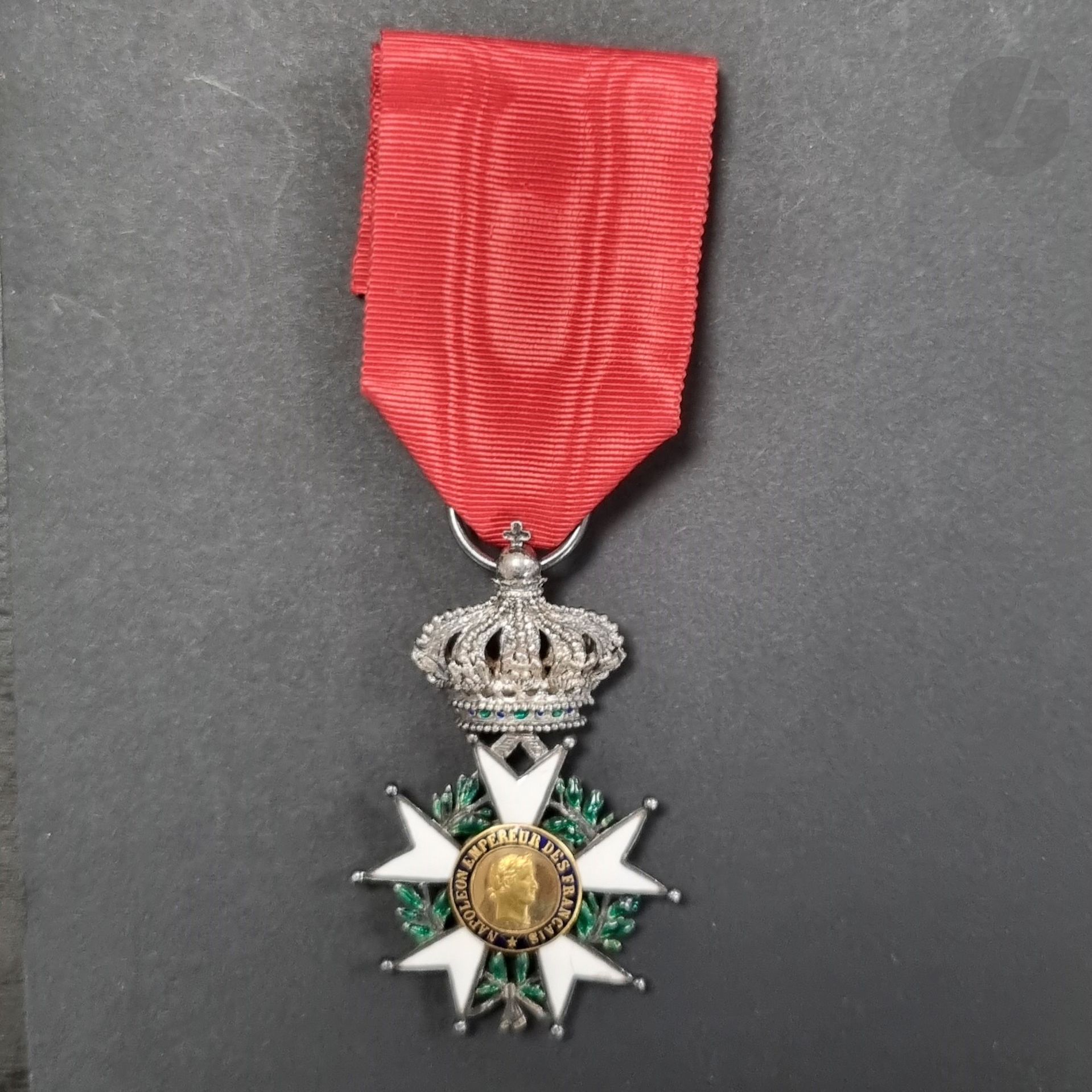 FRANCE 
ORDRE DE LA LEGION D’HONNEUR (1802).
Étoile de chevalier, modèle de luxe dit des 
« Cent Gardes »
En argent ciselé, à forte couronne aux aigles en fort relief, à base pleine. Branches émaillées à filets. Centres en or émaillé (petits éclats) en plusieurs parties, à légende identique à l’avers et au revers « NAPOLEON EMPEREUR DES FRANÇAIS ».
Poinçon tête de sanglier. Ruban. 
59 x 34 mm - Poids brut : 17 g 
T.T.B. Époque Second Empire.