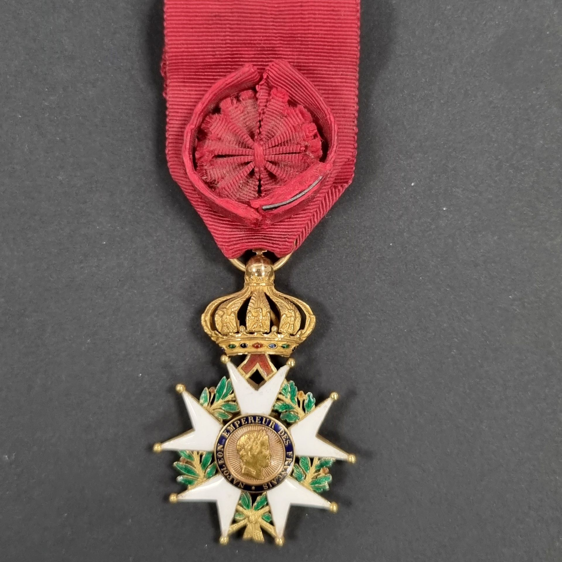 FRANCE 
ORDRE DE LA LÉGION D’HONNEUR (1802) 
Étoile d’officier d’époque Second Empire 
En or et émail (infimes éclats aux pointes). Poinçon tête d’aigle (usures).
Ruban à rosette. (Usures)
60 x 42 mm - Poids brut : 18 g 
T.T.B.