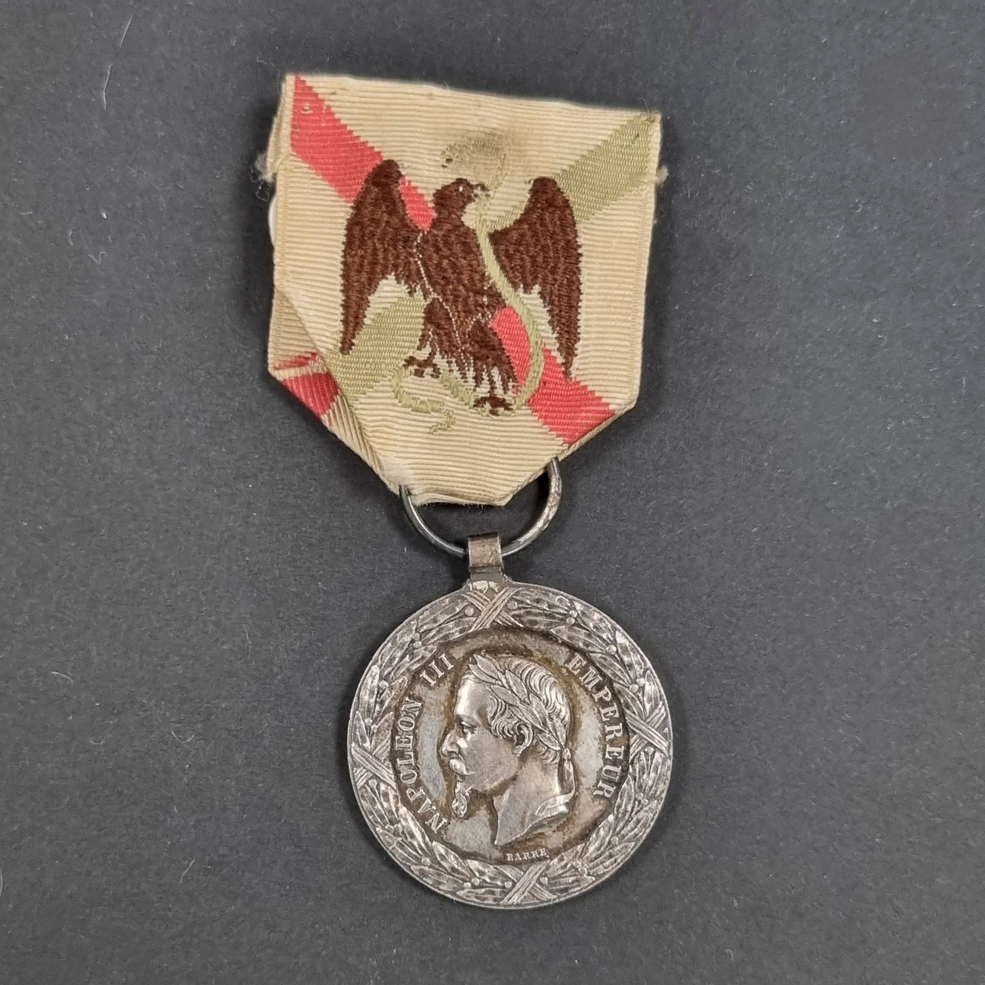 FRANCE 
Médaille de la Campagne du Mexique, par BARRE.
En argent. Ruban ancien (petites usures). 
Poinçon rectangulaire à tête d’aigle. 
30 mm - Poids net : 15 g 
T.T.B.