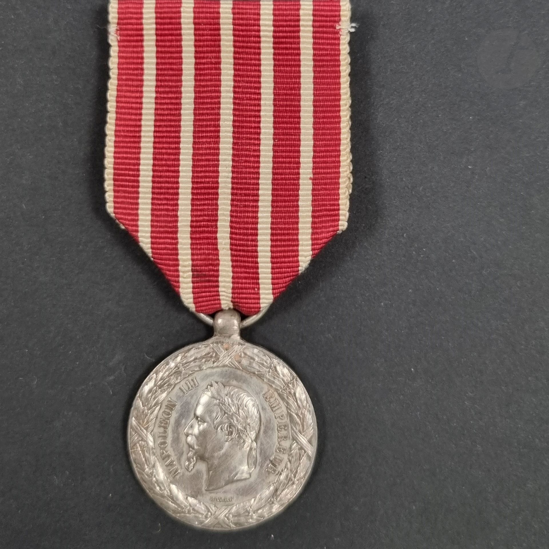 FRANCE 
Médaille de la Campagne d’Italie du 2e type, par Barre.
En argent. Ruban. 
Poinçon rectangulaire à tête d’aigle. 
30 mm - Poids net : 12,1 g 
T.T.B.