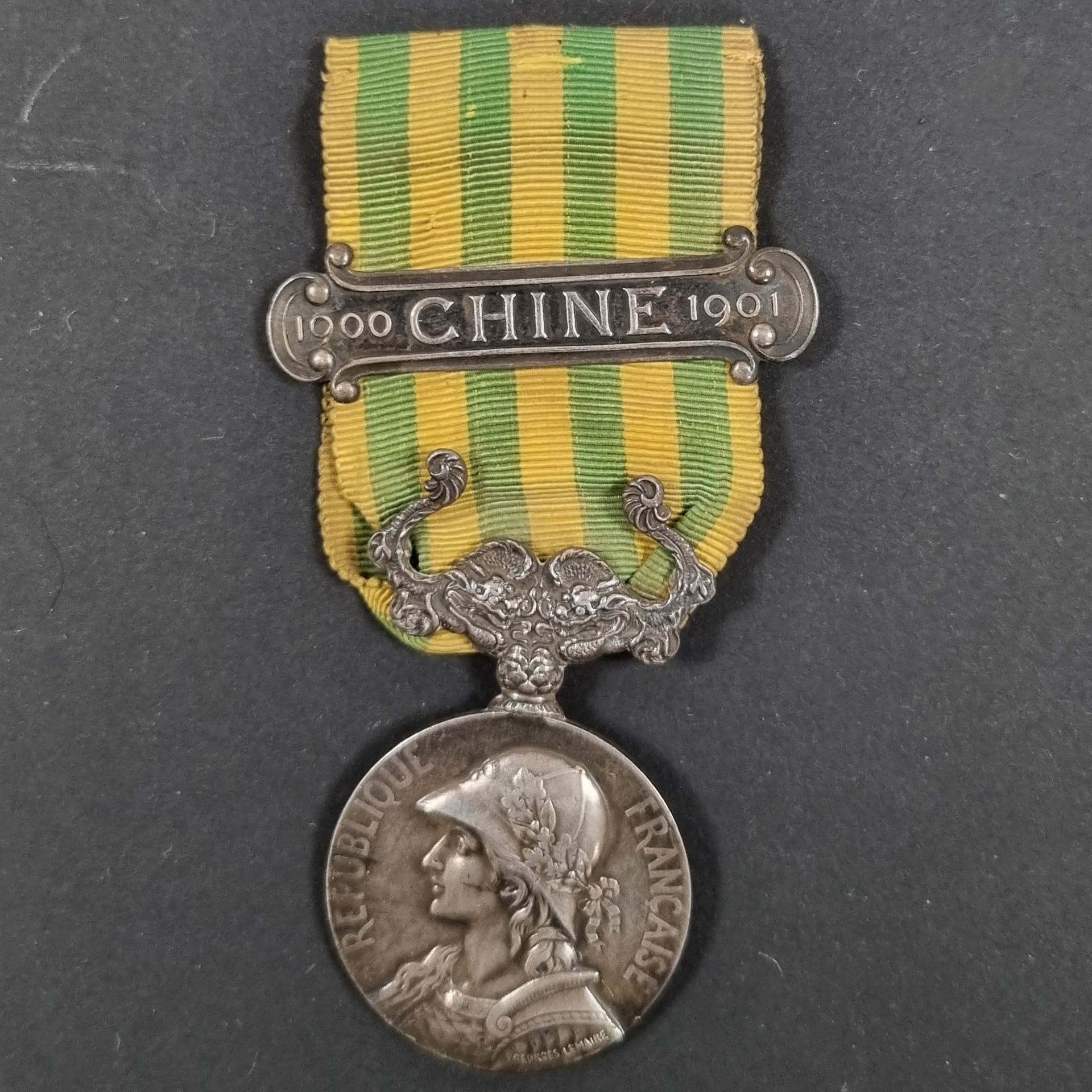 FRANCE 
MÉDAILLE DE CHINE (1900-1901) par Lemaire. 
En argent. Poinçon de la Monnaie sur la tranche. Ruban à agrafe en argent « 1900-CHINE-1901 ».
49 x 29 mm - Poids net : 17 g