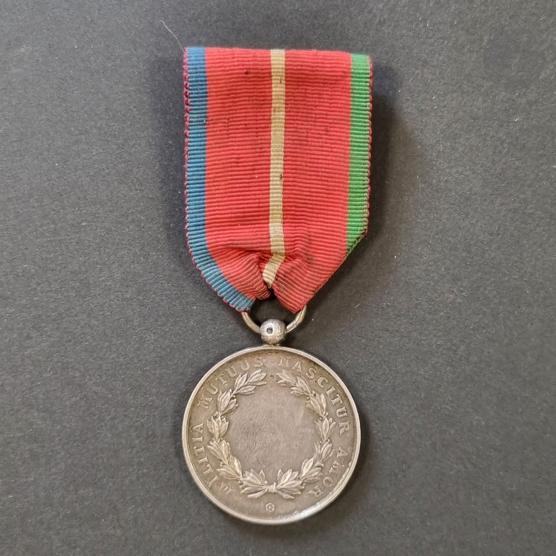 FRANCE 
Badge of the society of the former military of Elbeuf (1809). 
Round, in silver, not attributed. Ball hanger with boar's head. 
29 mm - Net weight : 11 g 
T.T.B.