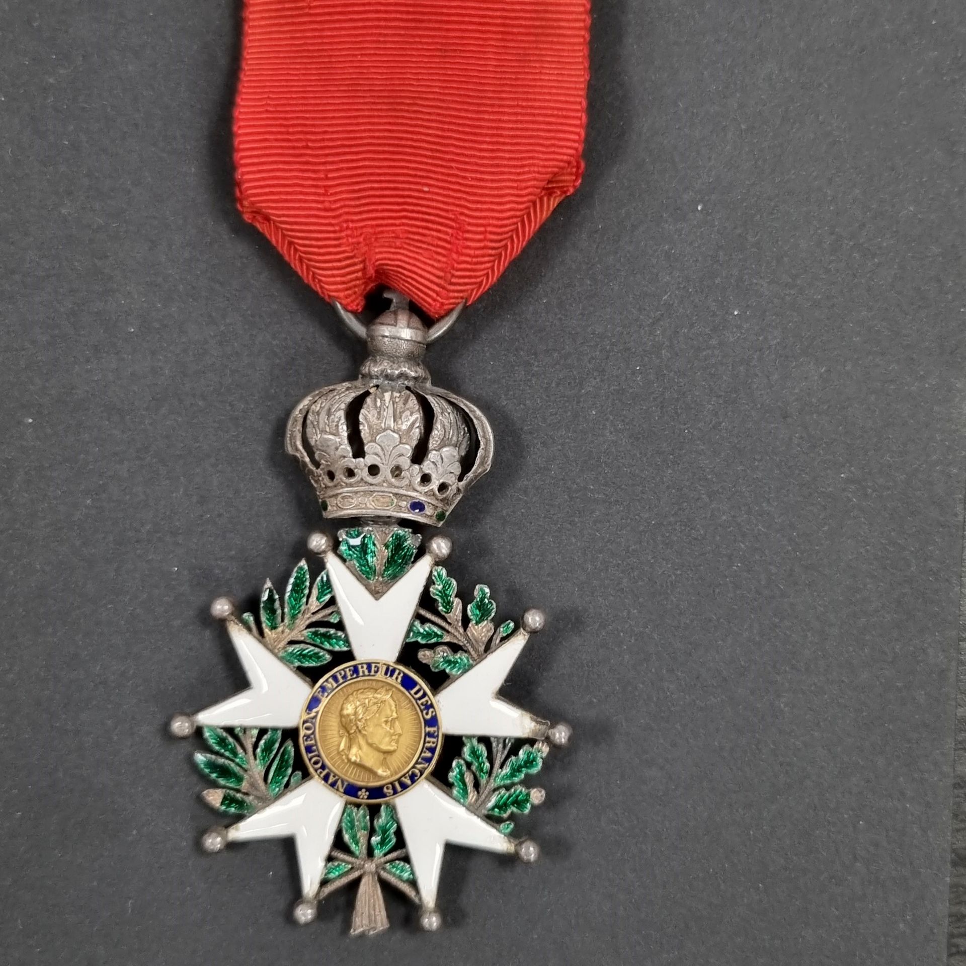 FRANCE 
ORDRE DE LA LÉGION D’HONNEUR (1802)
Étoile de chevalier d’époque IIe République modifiée Présidence.
En argent et émail (éclats, une boule faussée).
Centres en or émaillé. Anneau lisse. Ruban. 
62 x 42 mm - Poids brut : 17,9 g 
T.B. à T.T.B.