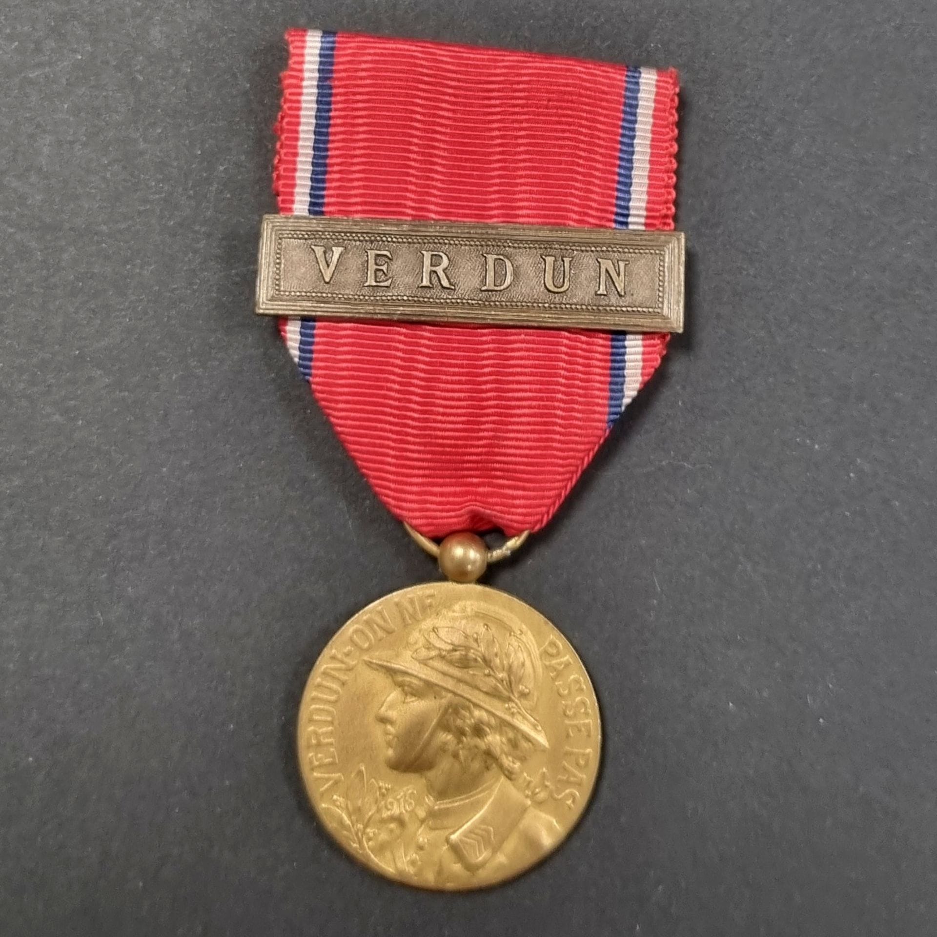 FRANCE 
Médaille de Verdun. 
Modèle anonyme. Bronze doré. Ruban à agrafe « VERDUN ».
30 mm
T.T.B.