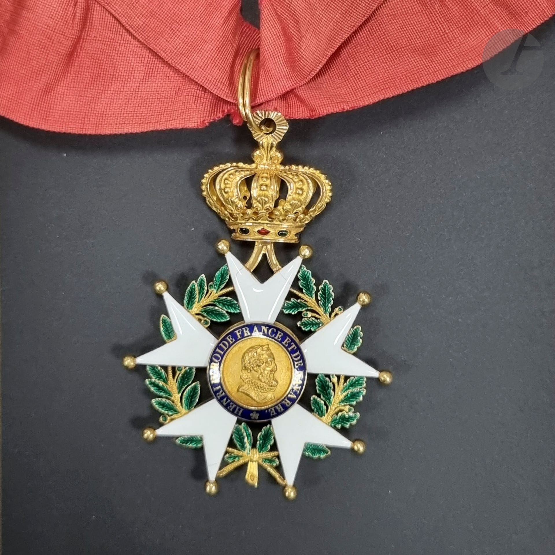 FRANCE 
ORDRE DE LA LÉGION D’HONNEUR (1802)
Étoile de commandeur d’époque Restauration.
En or et émail (petits cheveux et infime éclat). Avers du centre au profil à droite d’Henri IV sur fond légèrement grenu. Bélière rayonnante, anneau de suspente double. Poinçon tête de bélier. Cravate avec attaches (une à refixer).
85 x 59 mm - Poids brut : 50 g
B. à T.B.