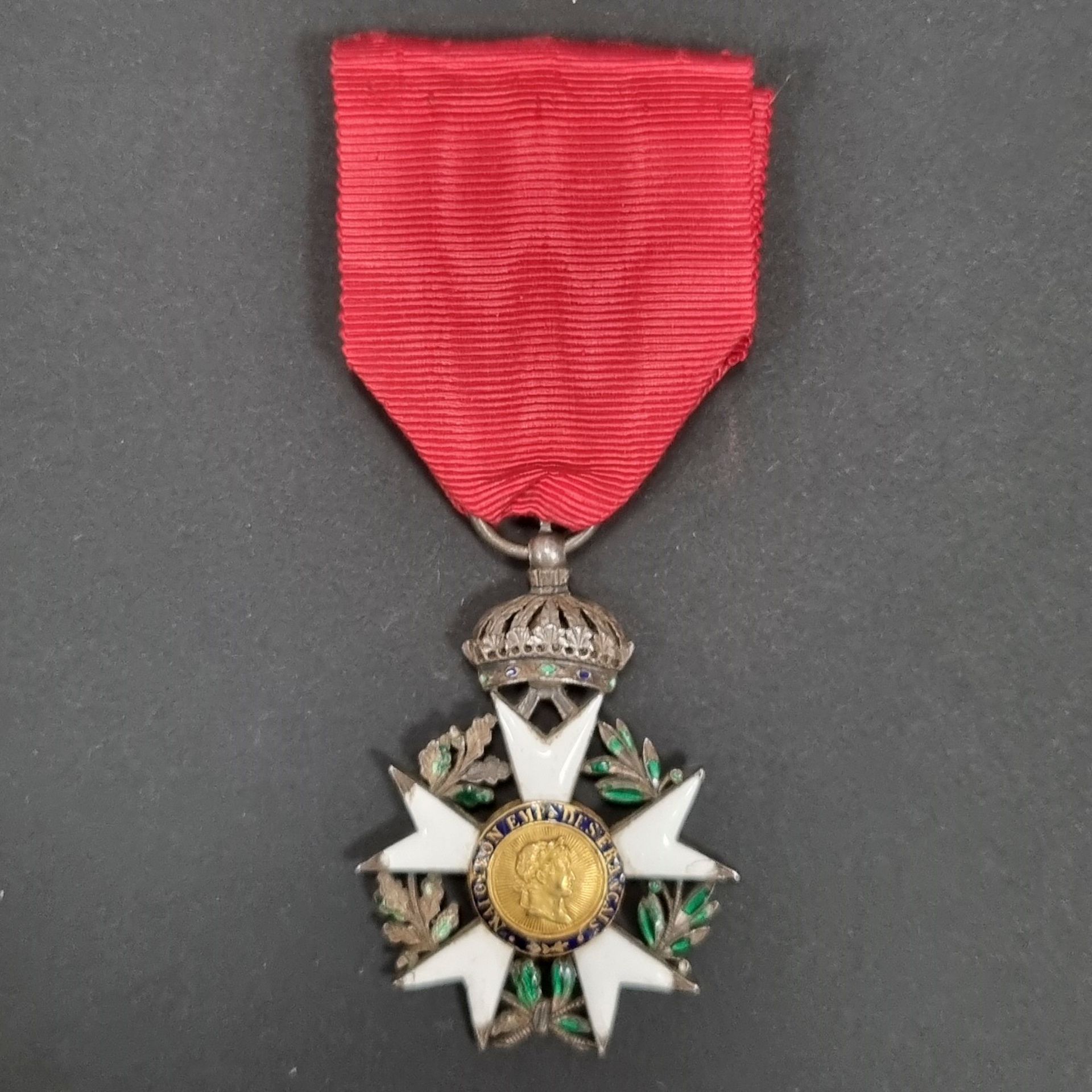 FRANCE 
ORDRE DE LA LÉGION D’HONNEUR (1802)
Étoile de chevalier du 1er type modiée en 2nd type à couronne soudée, d’époque Premier Empire, légèrement concave.
En argent et émail (éclats et manques). Centres en or émaillé (anciennement remontés). Anneau lisse. 
Ruban postérieur. 
52 x 35 mm - Poids brut : 14 g
T.B.