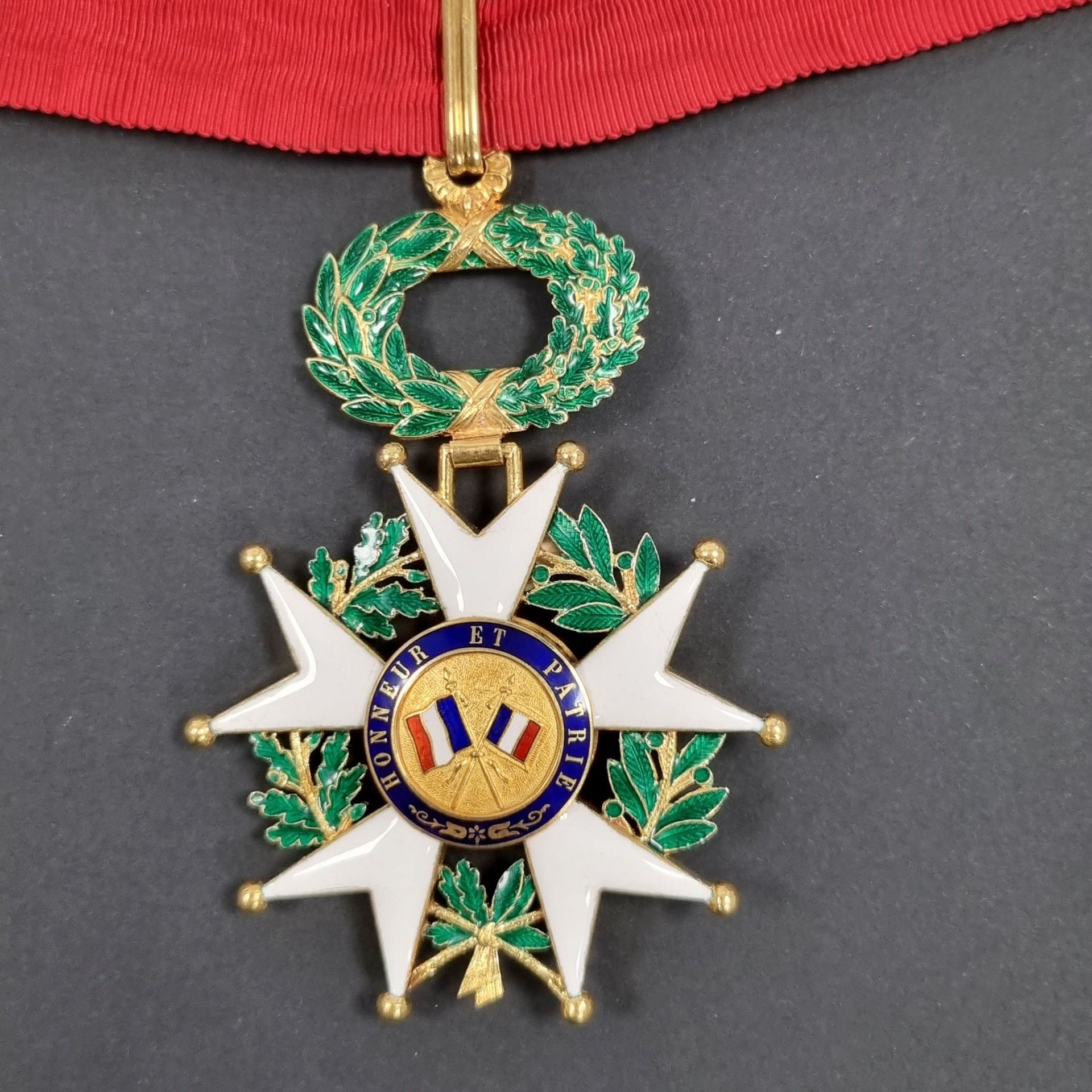 FRANCE 
ORDRE DE LA LÉGION D’HONNEUR (1802)
Étoile de commandeur d’époque IIIe République
En or et émail (infimes cheveux). Poinçon tête d’aigle et d’orfèvre Ouizille Lemoine. Cravate avec attaches. 
87 x 57 mm - Poids brut : 40 g 
T.T.B.