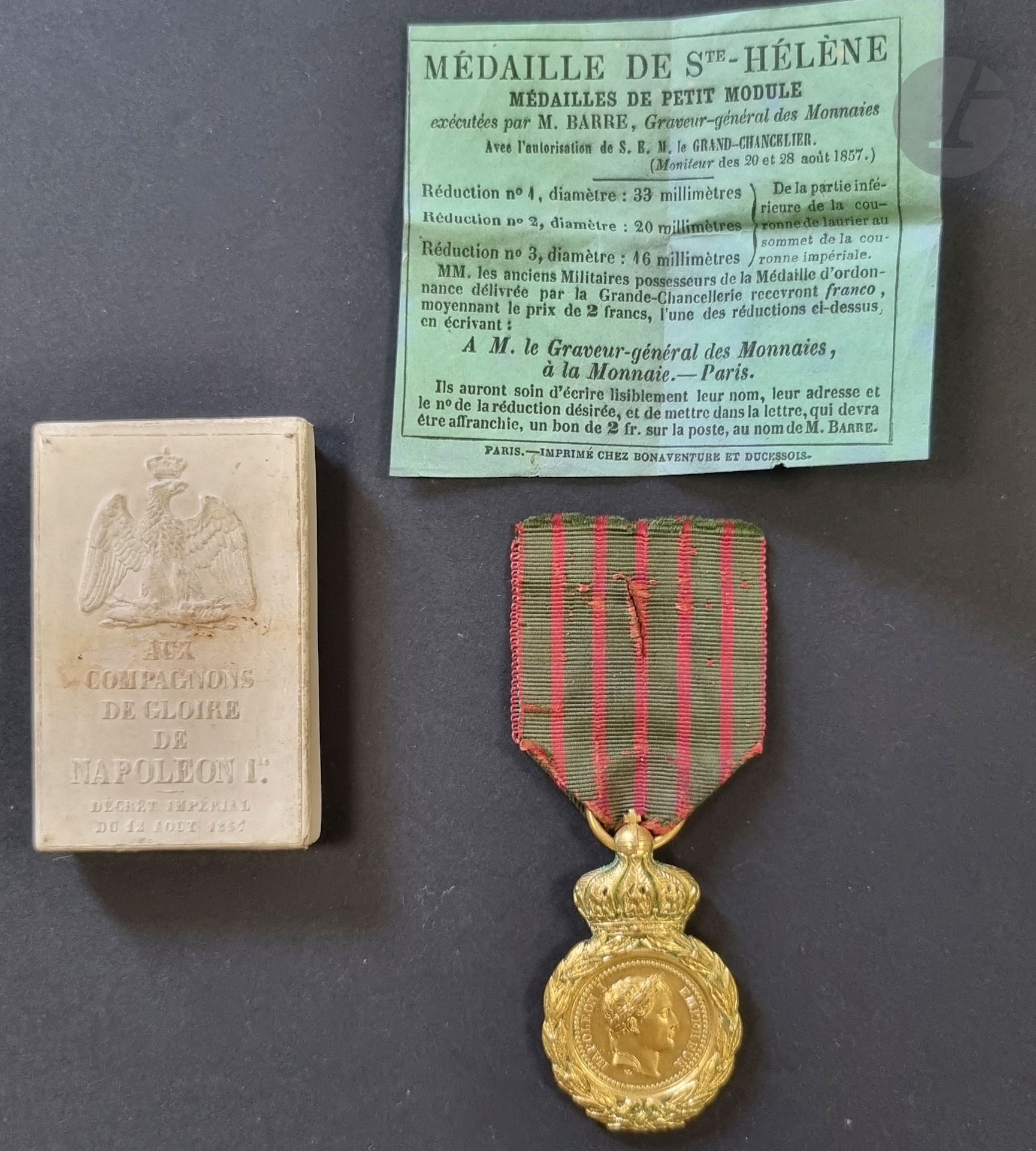 FRANCE 
MÉDAILLE DE SAINTE-HELENE.
Médaille en bronze doré. Ruban d’origine (usures). 
48 x 29 mm
Dans sa boîte d’origine en carton gaufré, avec son prospectus. 
T.T.B.