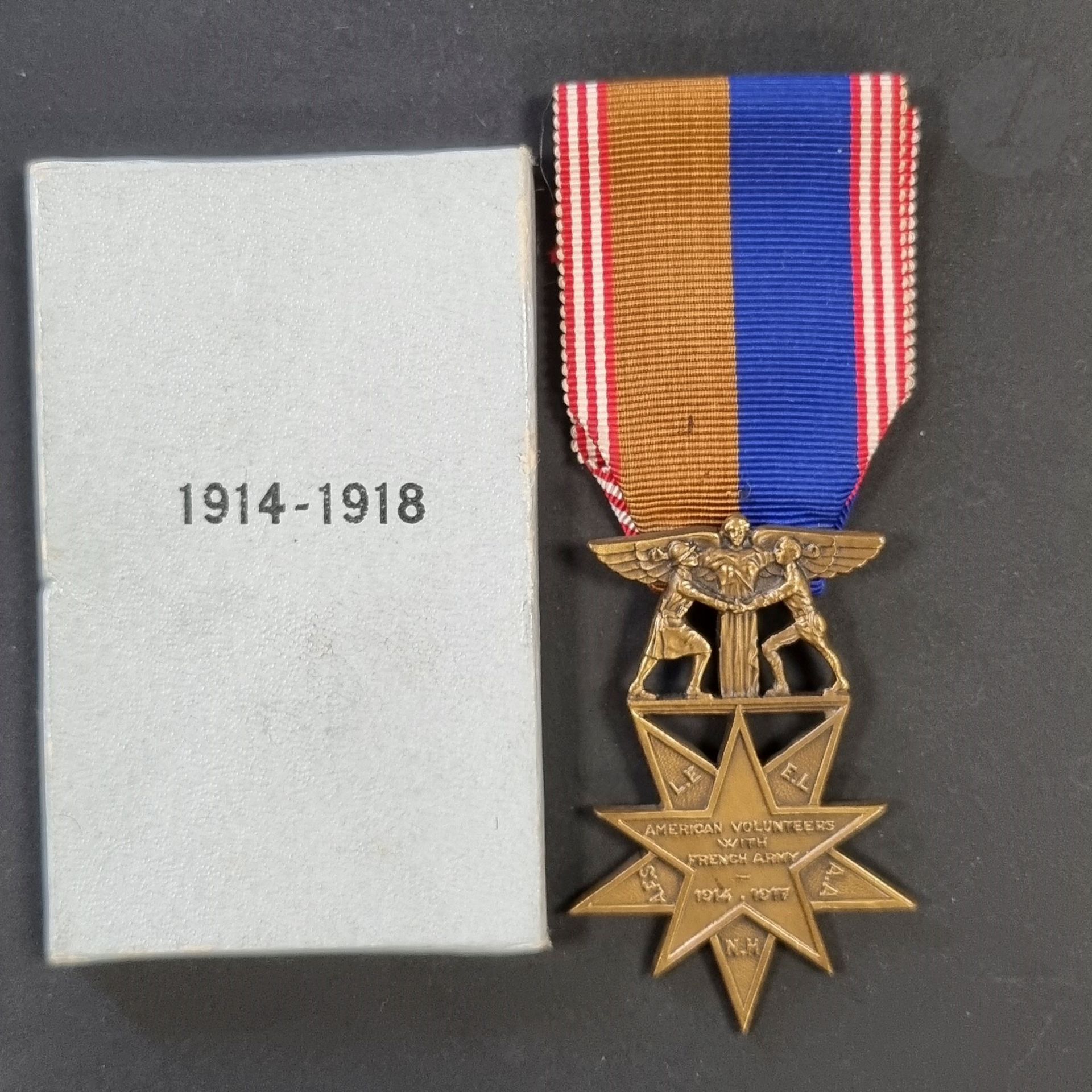 U.S.A. 
Médaille des « American volunteers with French Army » 
En bronze, à bélière fixe. Ruban. 
54 x 37 mm
Dans une boîte marquée « 1914-1918 » 
T.T.B. à SUP.