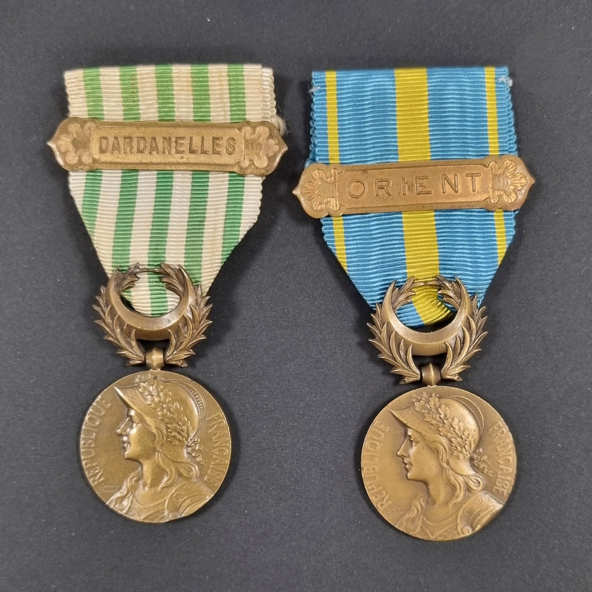 FRANCE 
Deux médailles : 
- médailles des Dardanelles. En bronze. Ruban à agrafe dorée « DARDANELLES ». Poinçon de la Monnaie au revers. 
49 x 27 mm
- médaille d’Orient. En bronze. Ruban à agrafe cuivrée « ORIENT ». Poinçon de la Monnaie au revers.
48 x 27 mm
T.T.B.
