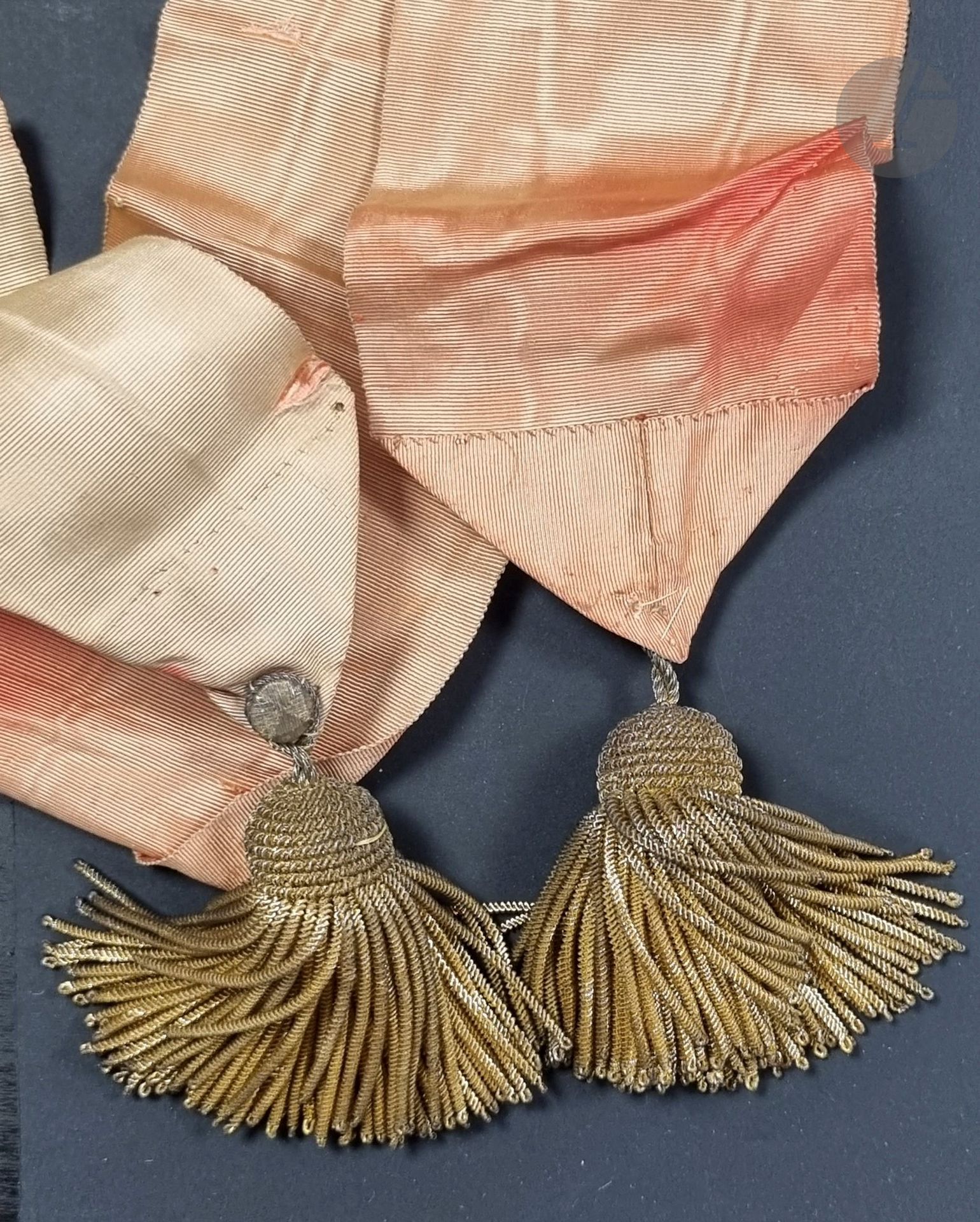 FRANCE 
Ceinture de magistrat. 
En moire rouge (en partie décolorée), à deux glands en passementerie dorée. 
A.B.E. IIIe République.
