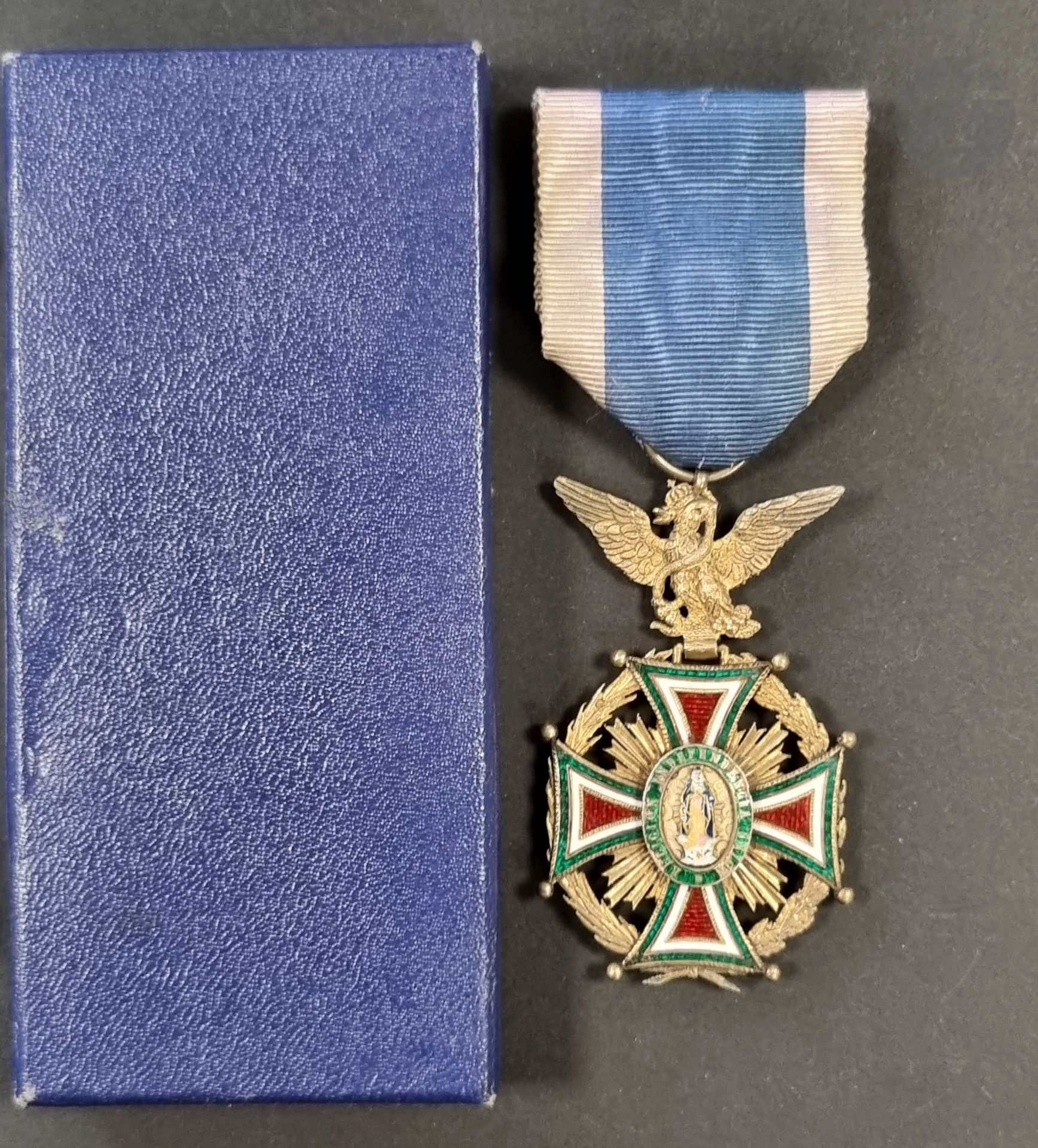 MEXIQUE (EMPIRE)
ORDRE DE NOTRE DAME DE LA GUADALUPE (1822)
Étoile de chevalier en vermeil et émail (petits éclats).
Revers à la légende « AL MERITO Y VERTUDES » du 2e type. 
Poinçon tête de sanglier. Ruban ancien cousu (légèrement décoloré).
61 x 41 mm - Poids brut : 18,7 g 
T.B. à T.T.B.