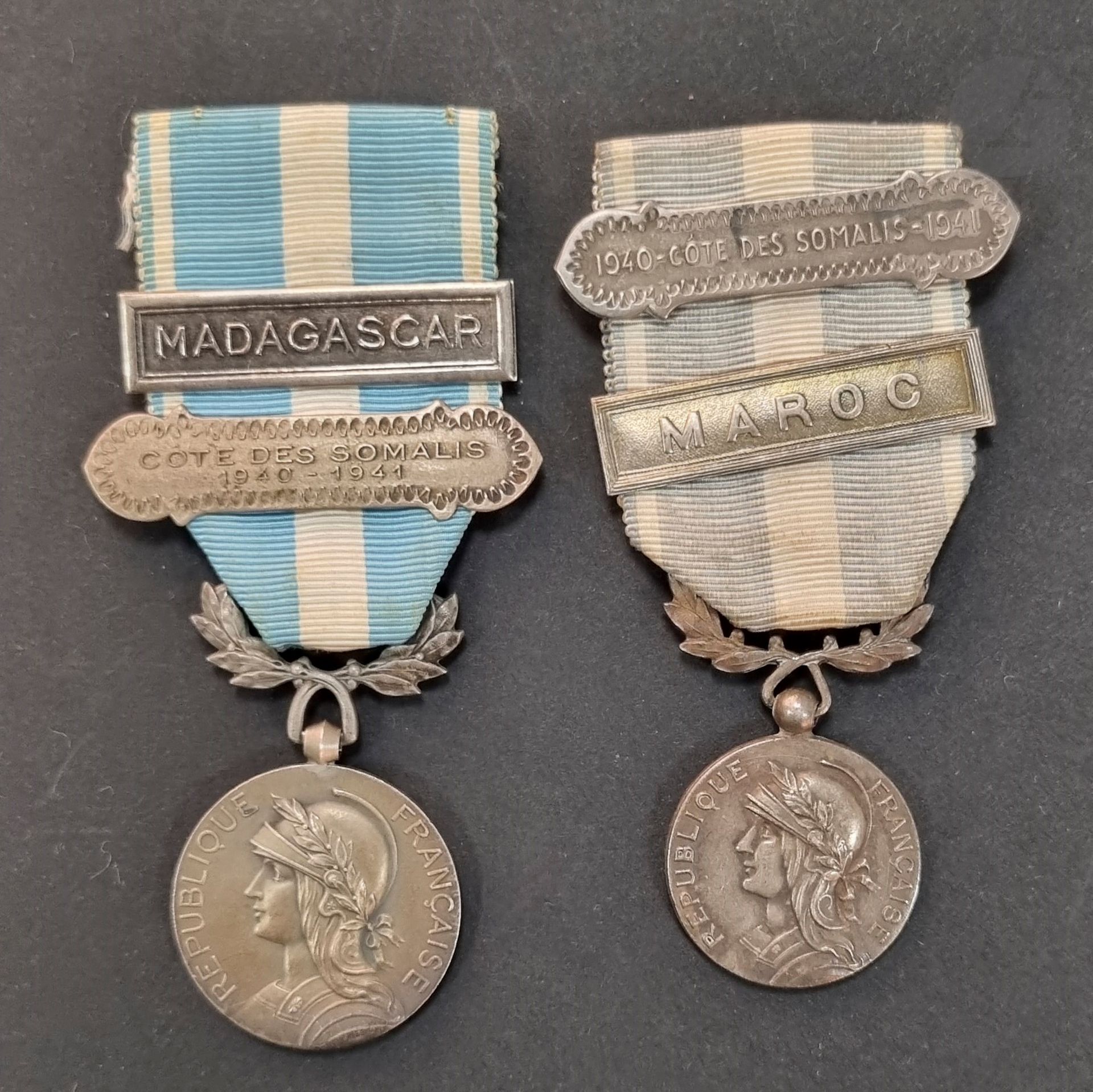 FRANCE 
MÉDAILLE COLONIALE
Deux médailles du 2e type en métal argenté, avec quatre agrafes dont une orientale « 1940-COTE DES SOMALIS-1941 » et une orientale « COTE DES SOMALIS 1940-1941 » (sur deux lignes).
T.T.B.