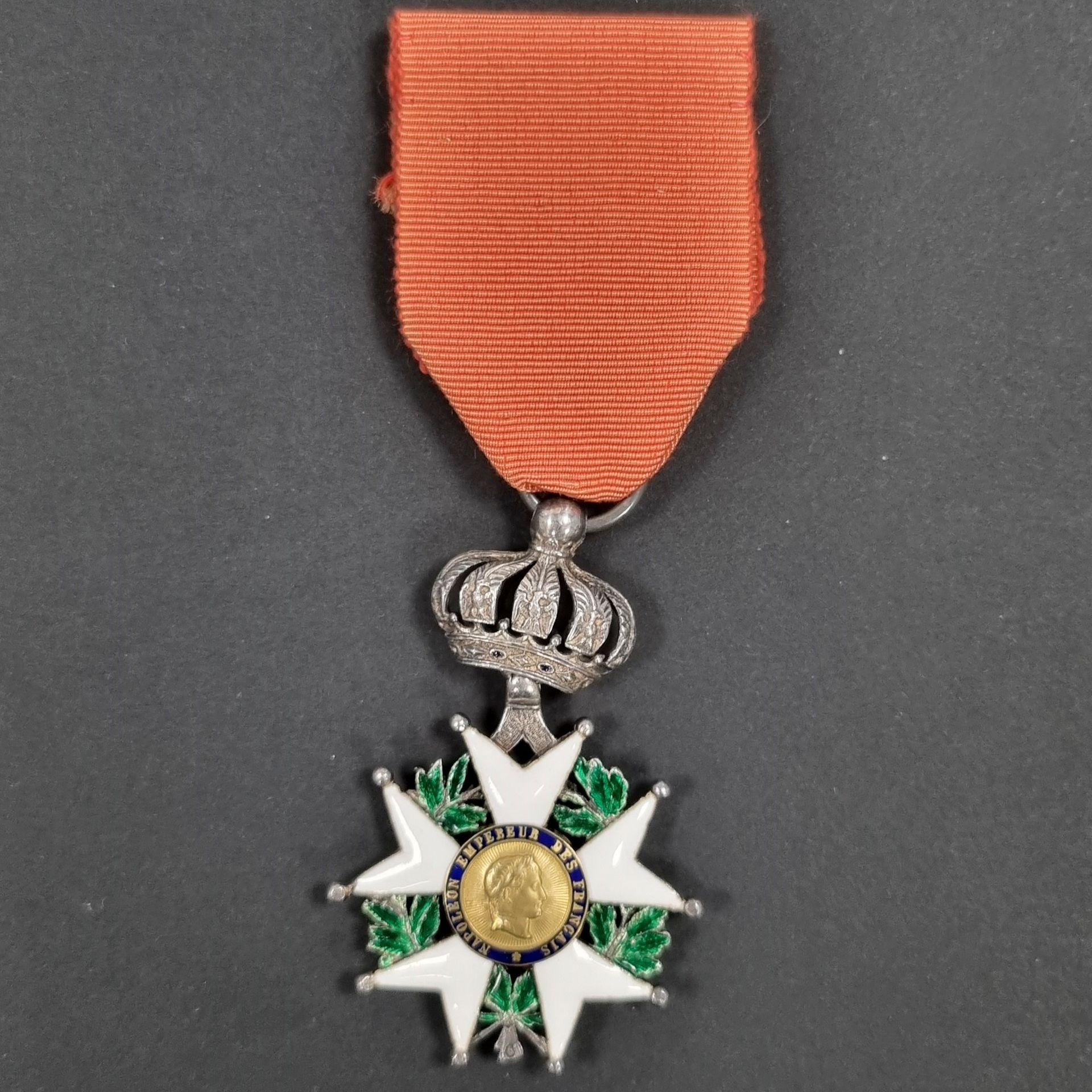 FRANCE
ORDRE DE LA LÉGION D’HONNEUR (1802)
Étoile de chevalier d’époque Second Empire. 
En argent et émail (infime éclat à une pointe). Centres en or émaillé. Poinçon tête de sanglier et d’orfèvre Ouizille Lemoine. 
Ruban. 
65 x 40 mm - Poids brut : 17 g 
T.T.B.