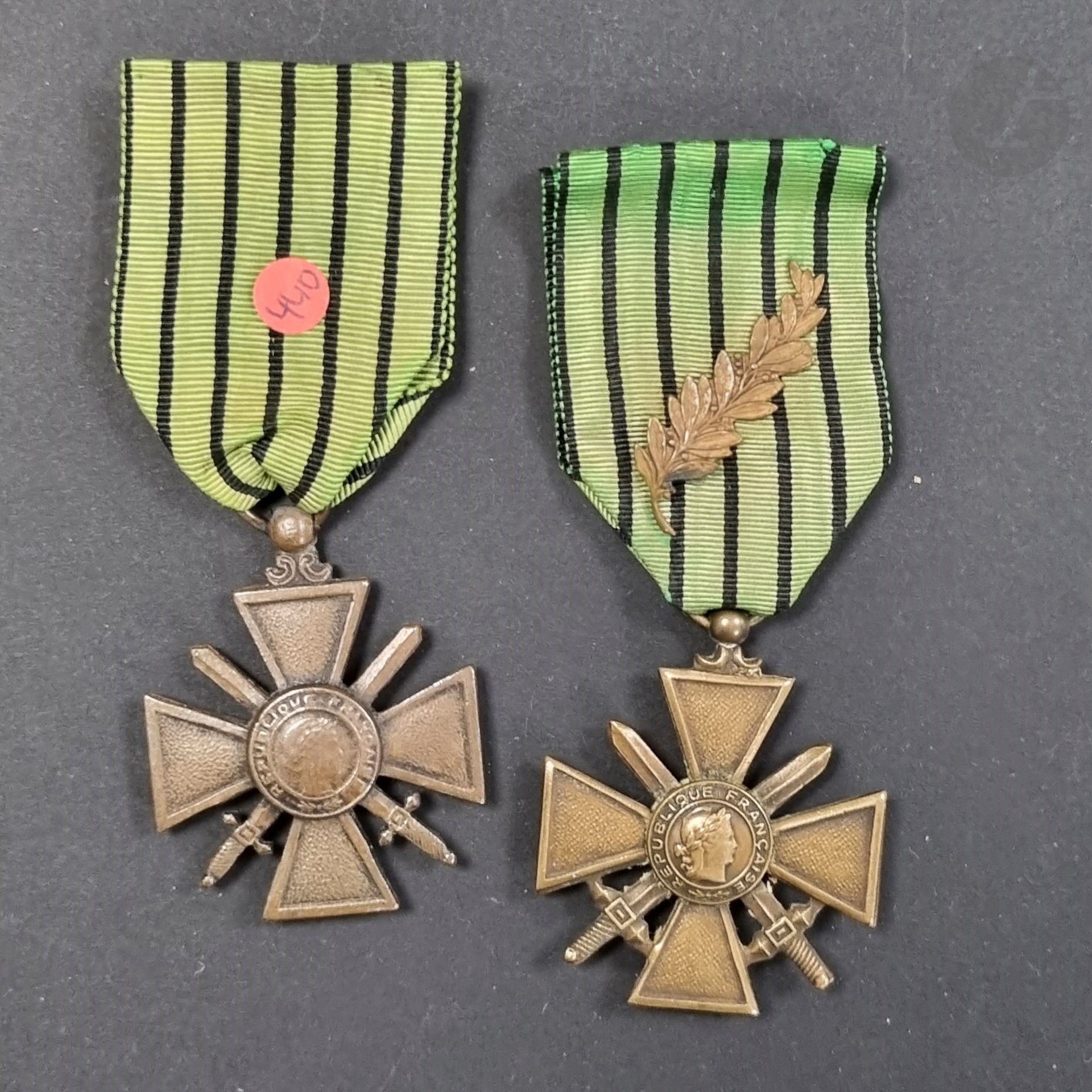 FRANCE 
CROIX DE GUERRE. 
Deux croix de guerre du régime de Vichy : 
- une monobloc, frustre, à millésime « 1939 » en gros chiffres. 
- une à millésime « 1943 ». Revers des branches creusés. 
Rubans de l’état français. 
T.B. et T.T.B.