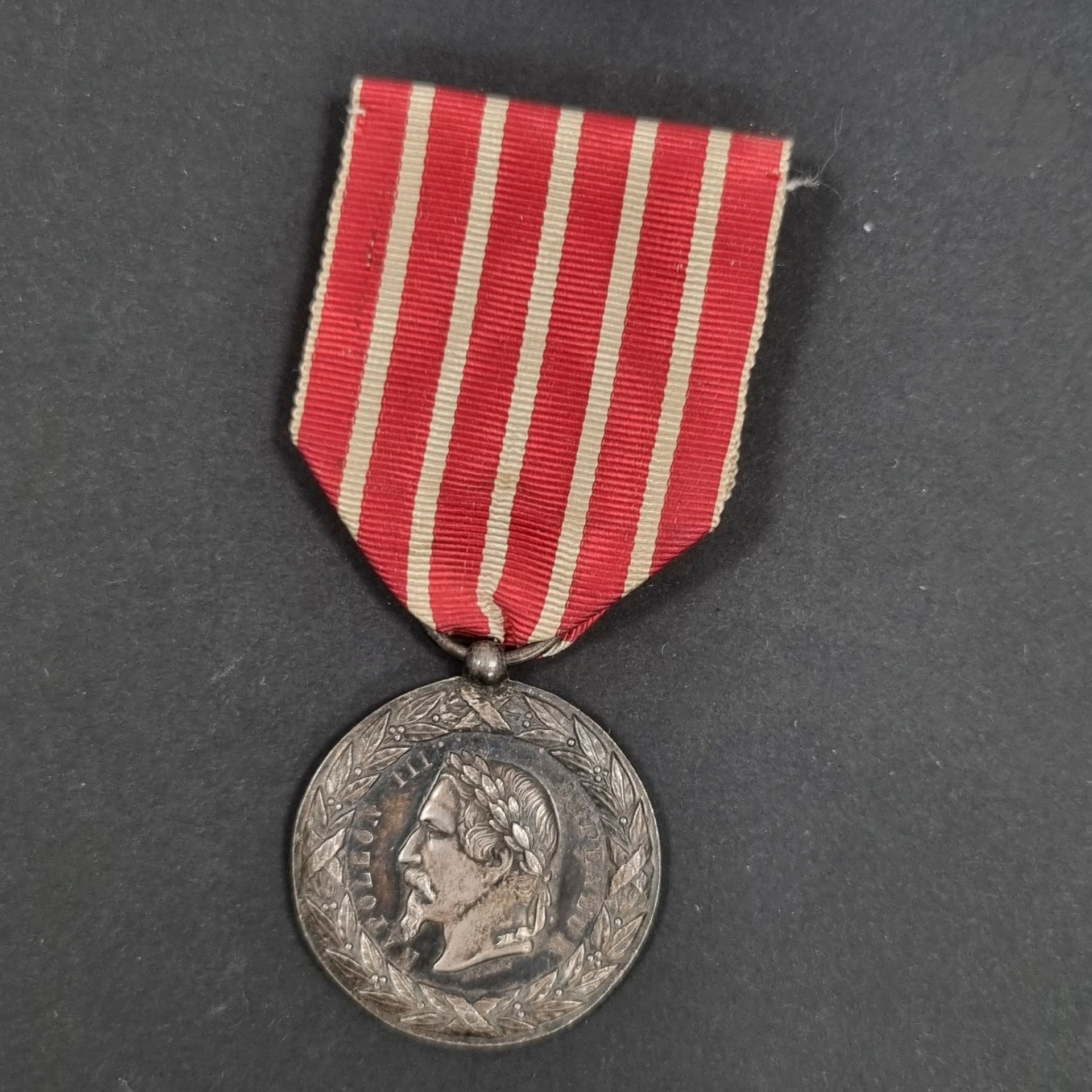 FRANCE 
Médaille de la Campagne d’Italie du 2e type, par FALOT. 
En argent, à bélière boule. Ruban ancien. 
Poinçon tête de sanglier. 
30 mm - Poids net : 11,7 g 
T.T.B.