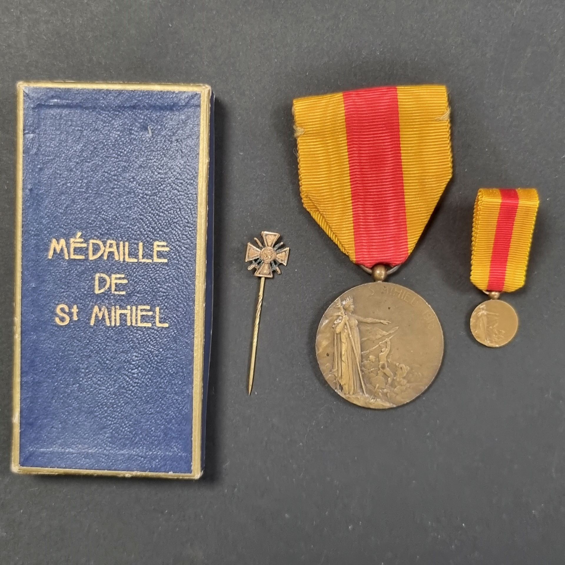FRANCE 
Médaille commémorative de Saint Mihiel par FRAISSE. 
En bronze, poinçon « BR » sur la tranche. Ruban avec agrafe cousue. 
Avec une épingle de cravate de la croix de guerre. 
Dans sa boîte marquée « MÉDAILLE DE St MIHIEL », avec sa miniature.