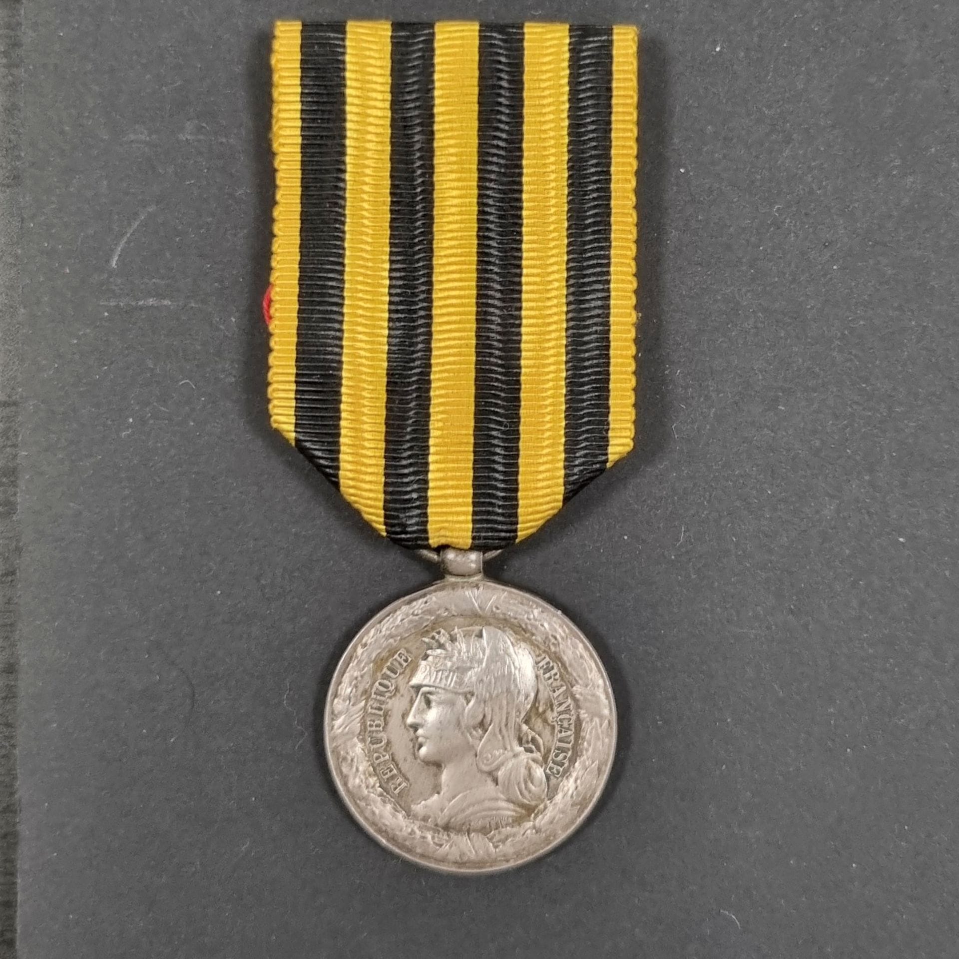 FRANCE 
MÉDAILLE DU DAHOMEY (1892)
Médaille par Dupuis.
En argent, bélière olive. Poinçon de la Monnaie à la corne d’abondance. Ruban.
29 mm - Poids net : 15 g 
T.T.B. à SUP.