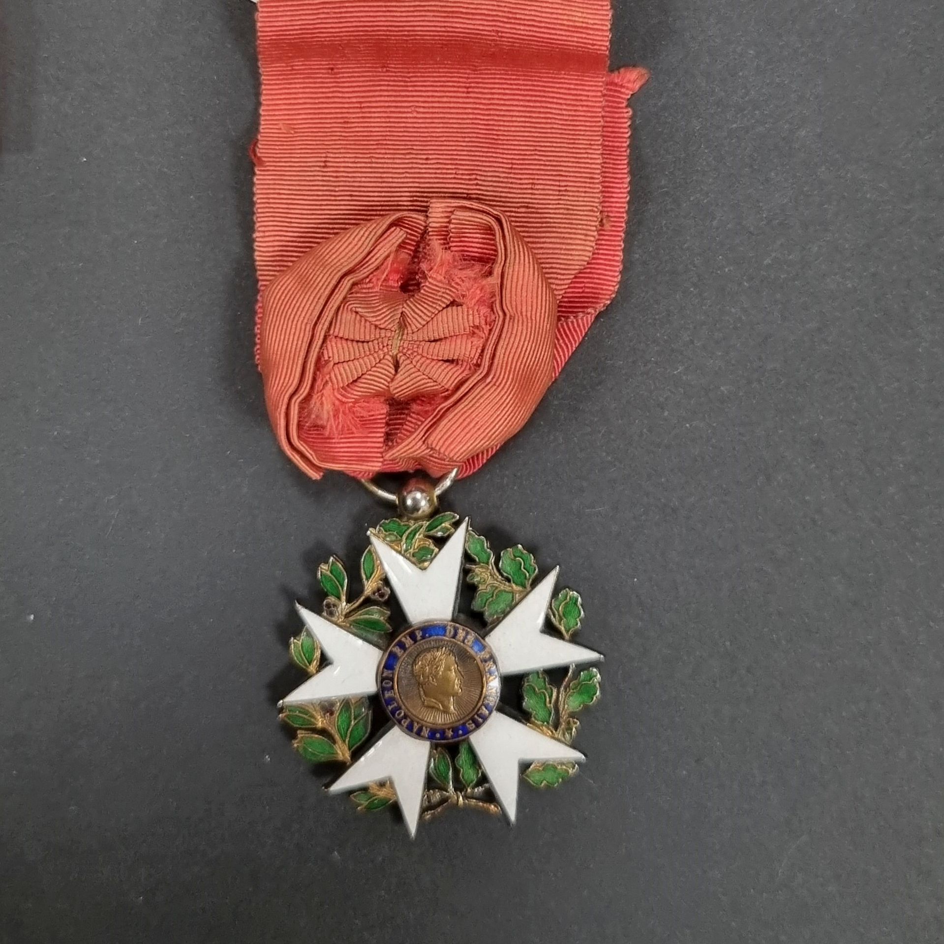 FRANCE 
ORDRE DE LA LÉGION D’HONNEUR (1802)
Étoile d’officier « aigle d’or » du 1er type. 
En vermeil et émail. Poinçon d’orfèvre Artus Bertrand sur l’anneau. 
Ruban à bouffette d’époque Restauration. 
37 mm - Poids brut : 17 g
T.T.B. Reproduction d’un modèle du Ier Empire.