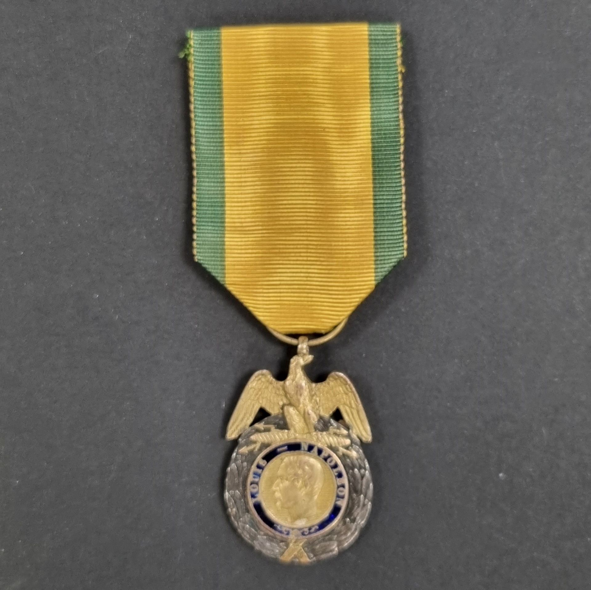 FRANCE 
MÉDAILLE MILITAIRE
Médaille militaire du 1er type 
En argent, émail et vermeil (retouches de dorure). Revers du centre non signé, sur fond uni. 
36 x 25 mm
Ruban. 
T.B. à T.T.B.